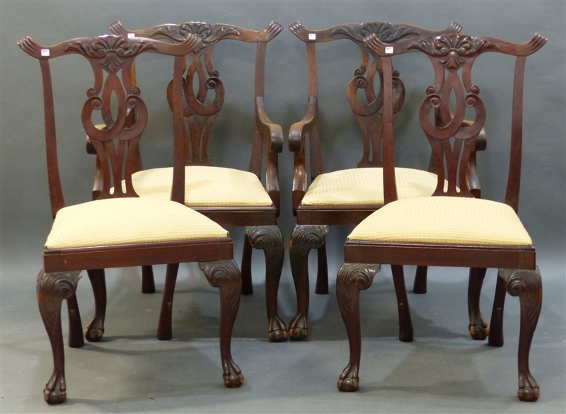 Sitzgarnitur 4-tlg., Mahagoni, zwei Stühle, zwei Sessel, um 1920, beschnitzt, heller Stoffbezug,