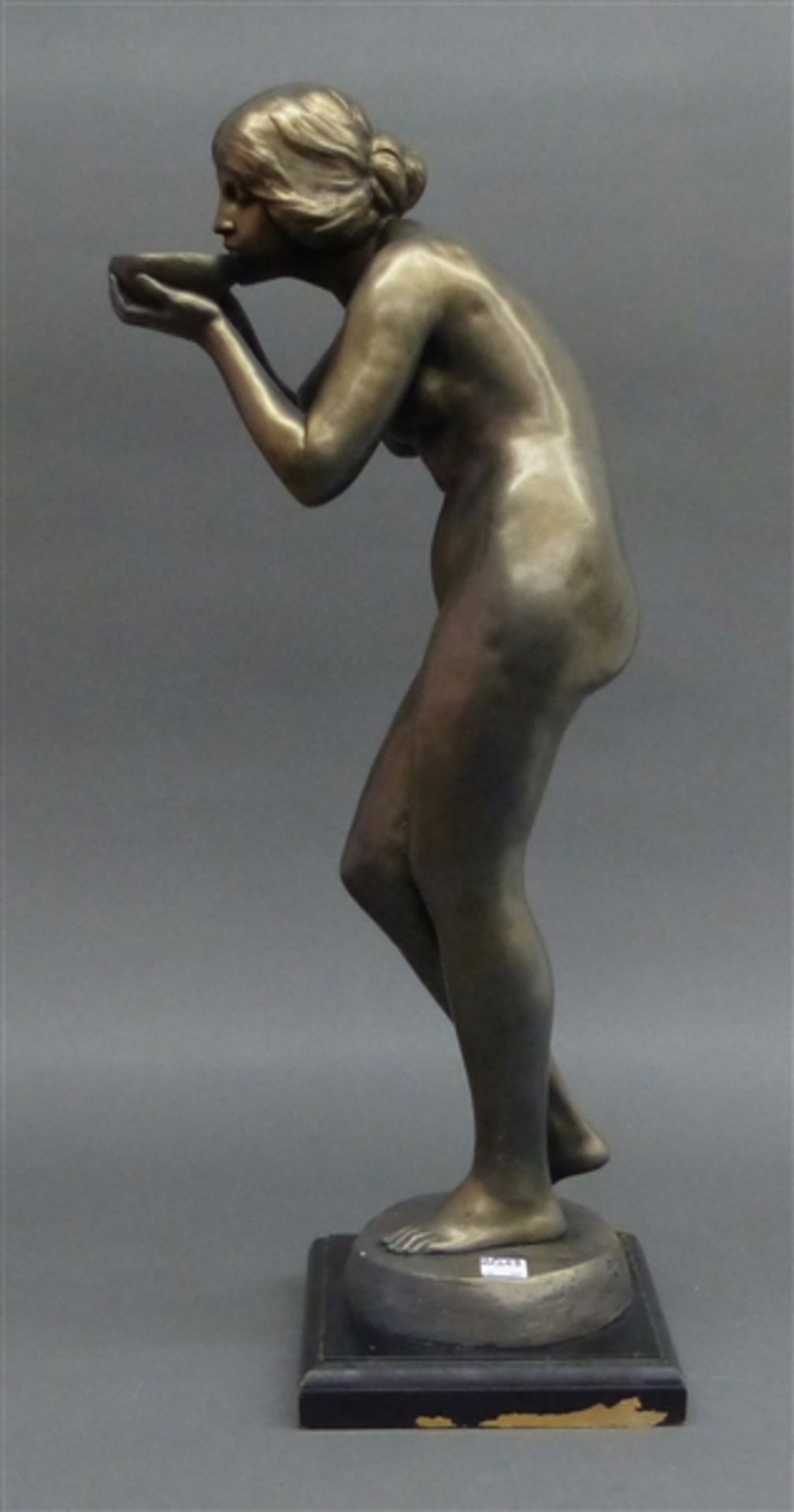 Masse-Skulptur die Trinkende, signiert, Reproduktion von 1983, auf Holzsockel, h 67 cm,