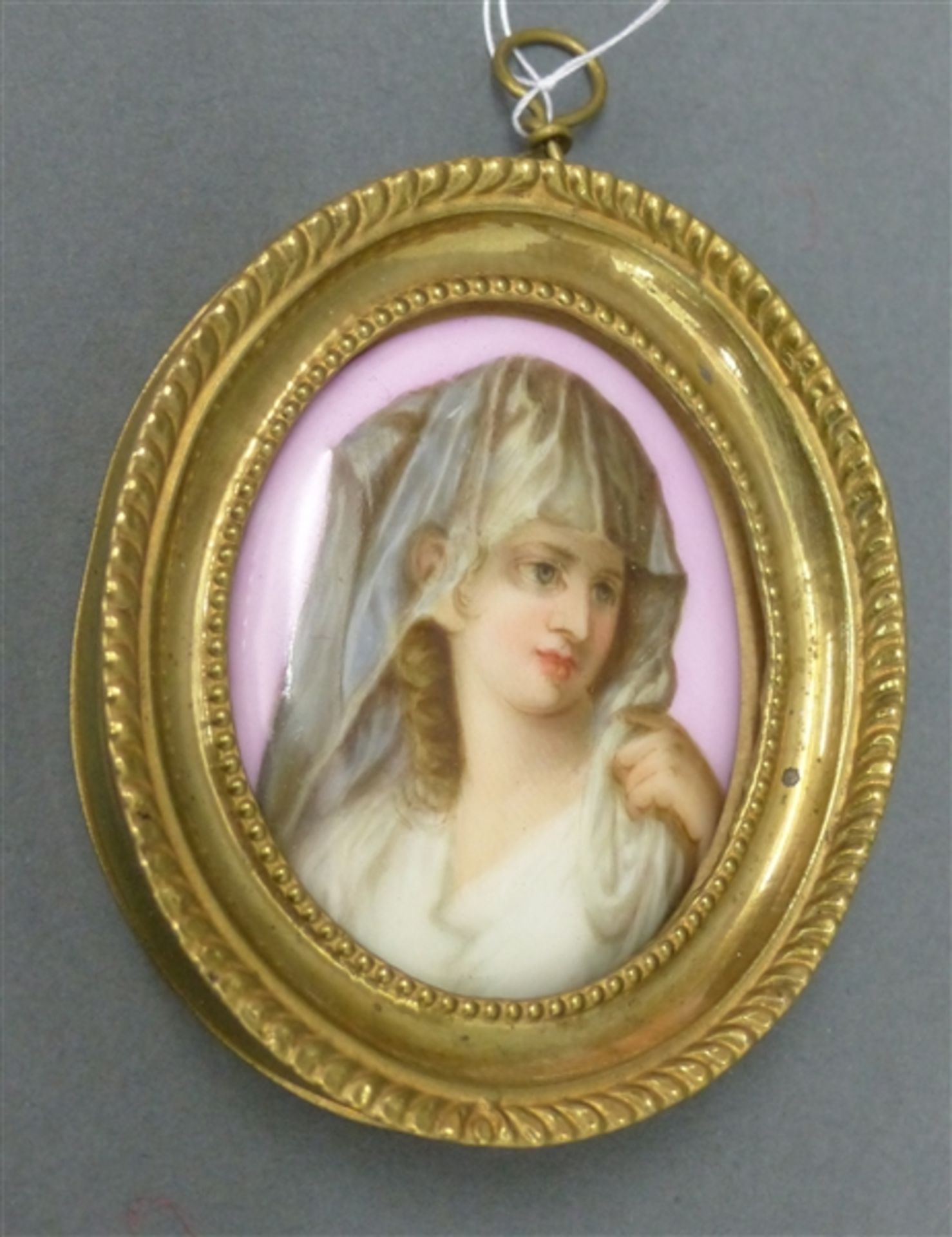 Miniaturmalerei, 19. Jh. auf Porzellan, Mädchen mit Tuch, oval, im Messingrähmchen, 5 x 4 cm,