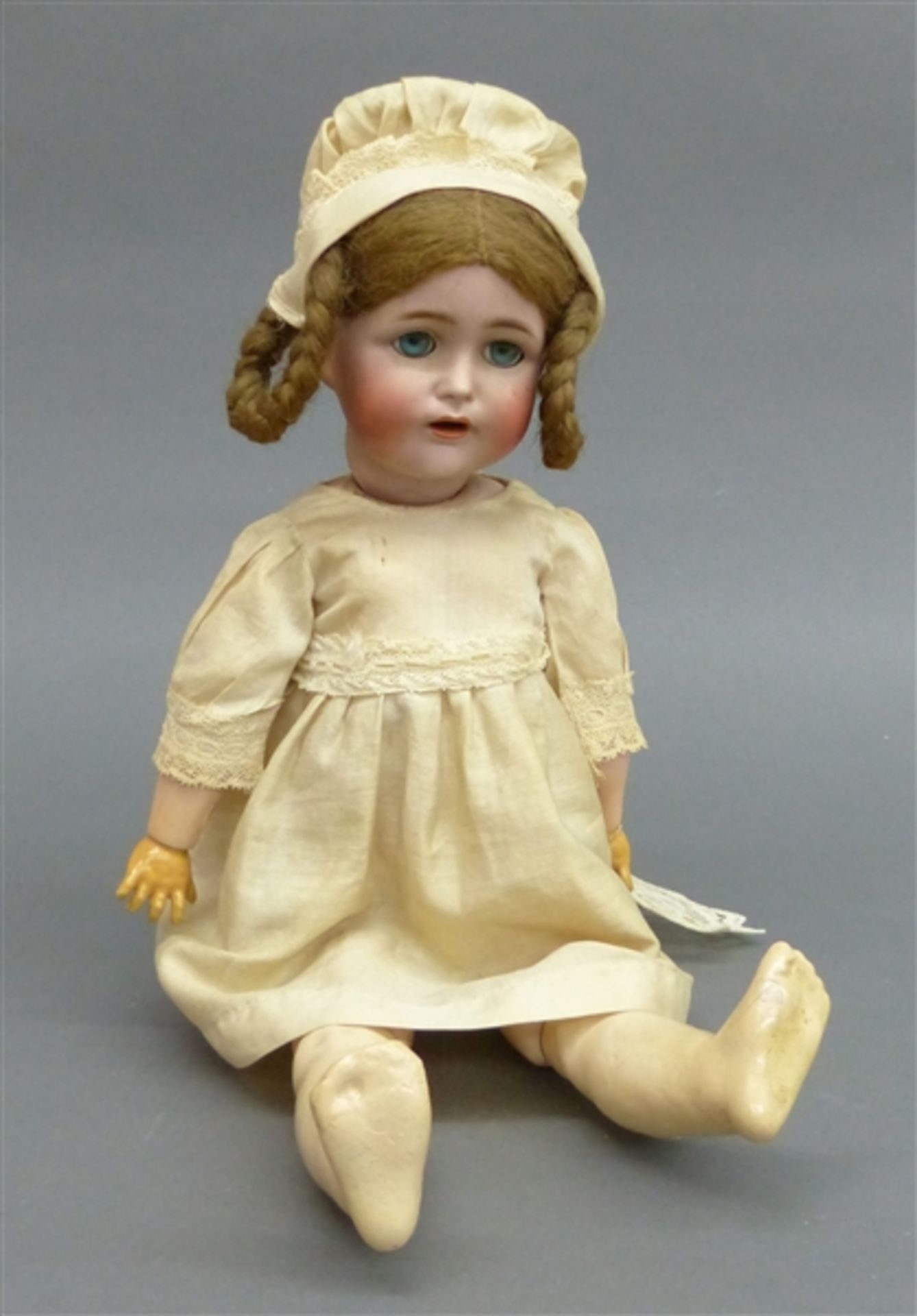 Porzellankopfpuppe Deutsch, um 1920, Perücke, Schlafaugen, offener Mund, Gliederkörper, weißes