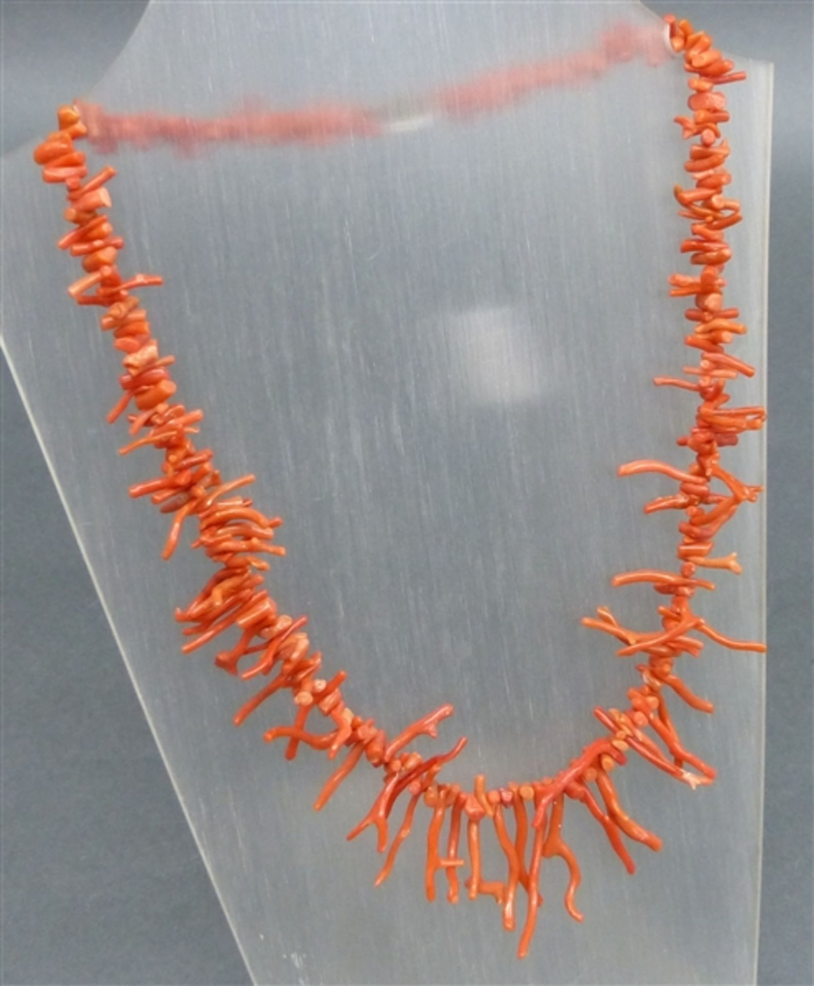 Halskette Korallstücke, im Verlauf, Verschluss unedel, l 42 cm,