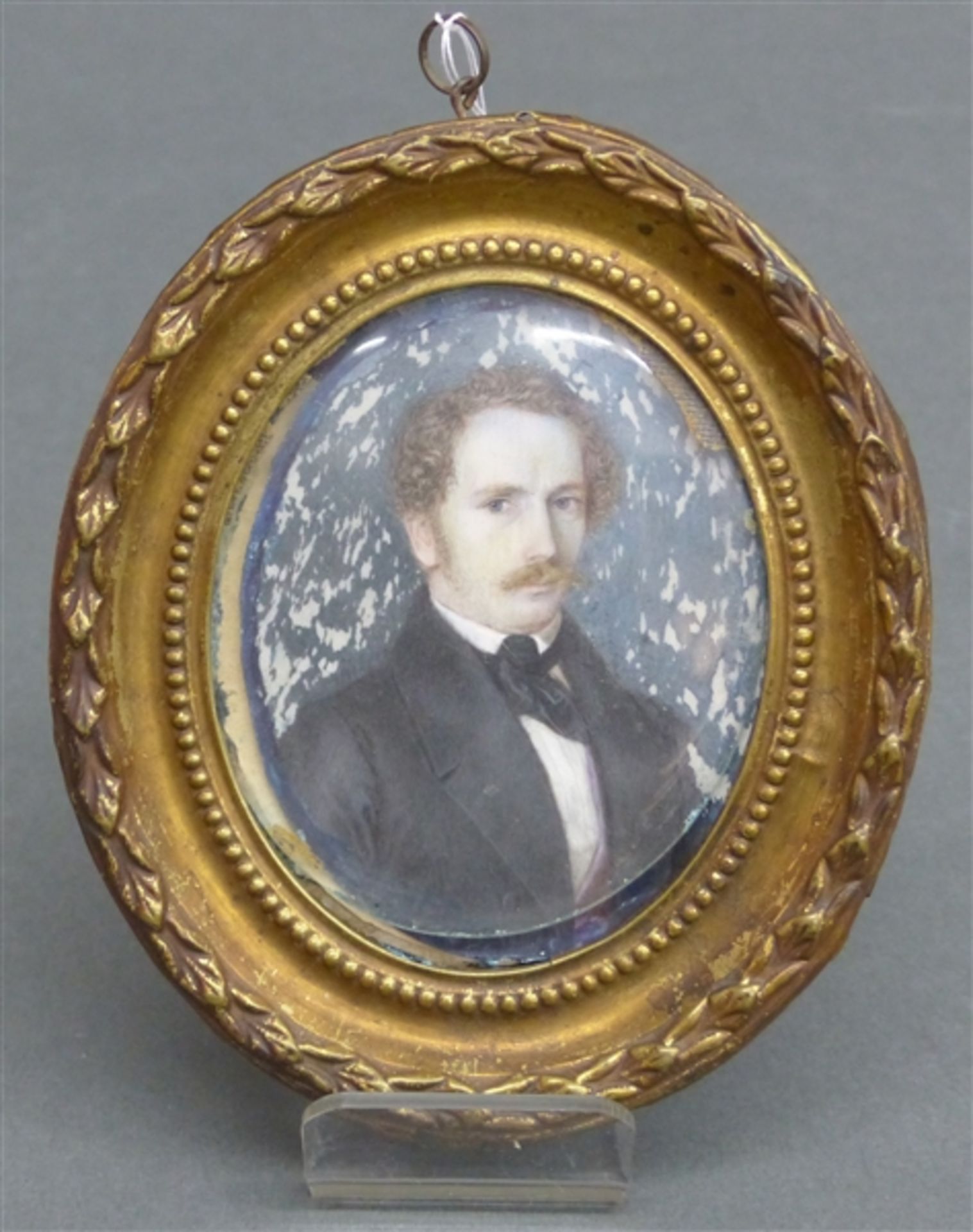 Miniatur um 1850 auf Elfenbein, Porträt eines vornehmen Herrn, oval, 8 x 6,5 cm, im Rahmen, Rahmen