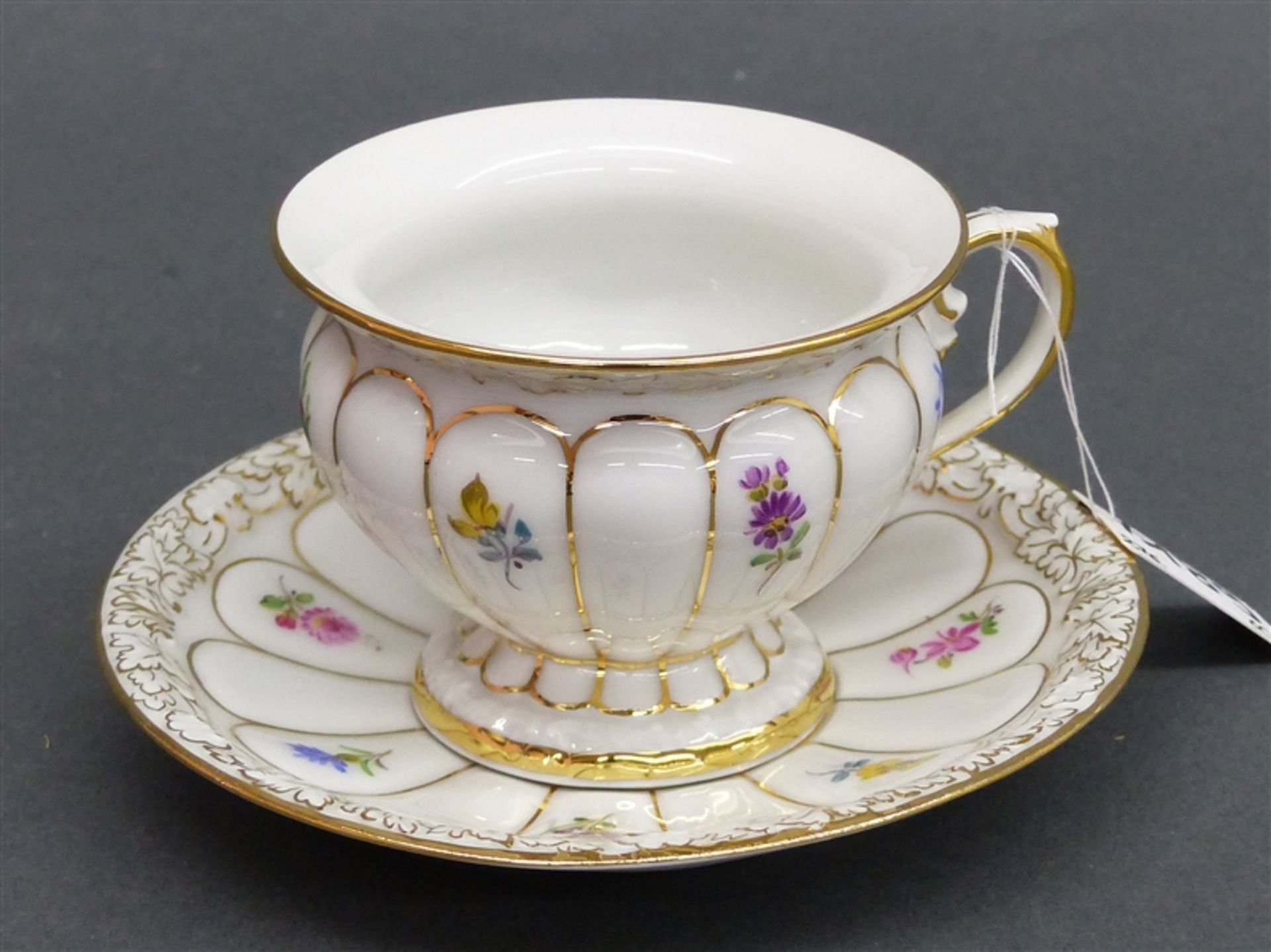 Tasse mit Unterteller Porzellan, Manuf. Meissen, Blumenmalerei, Relief, teilvergoldet, blaue