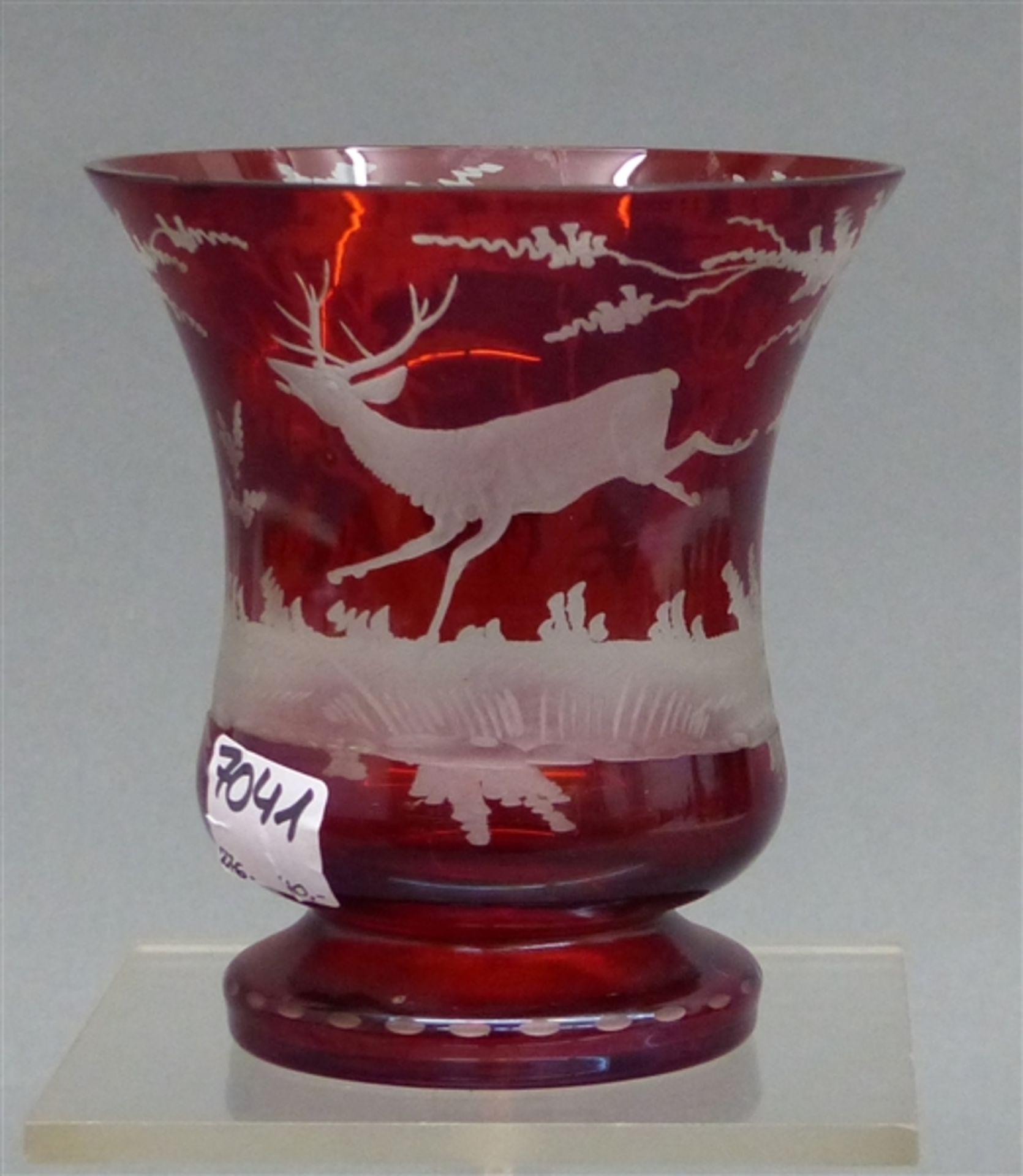 Glasbecher Überfangdekor, rubinrot, Jagdmotiv, Bayrischer Wald, um 1900, Randchip, h 11 cm,