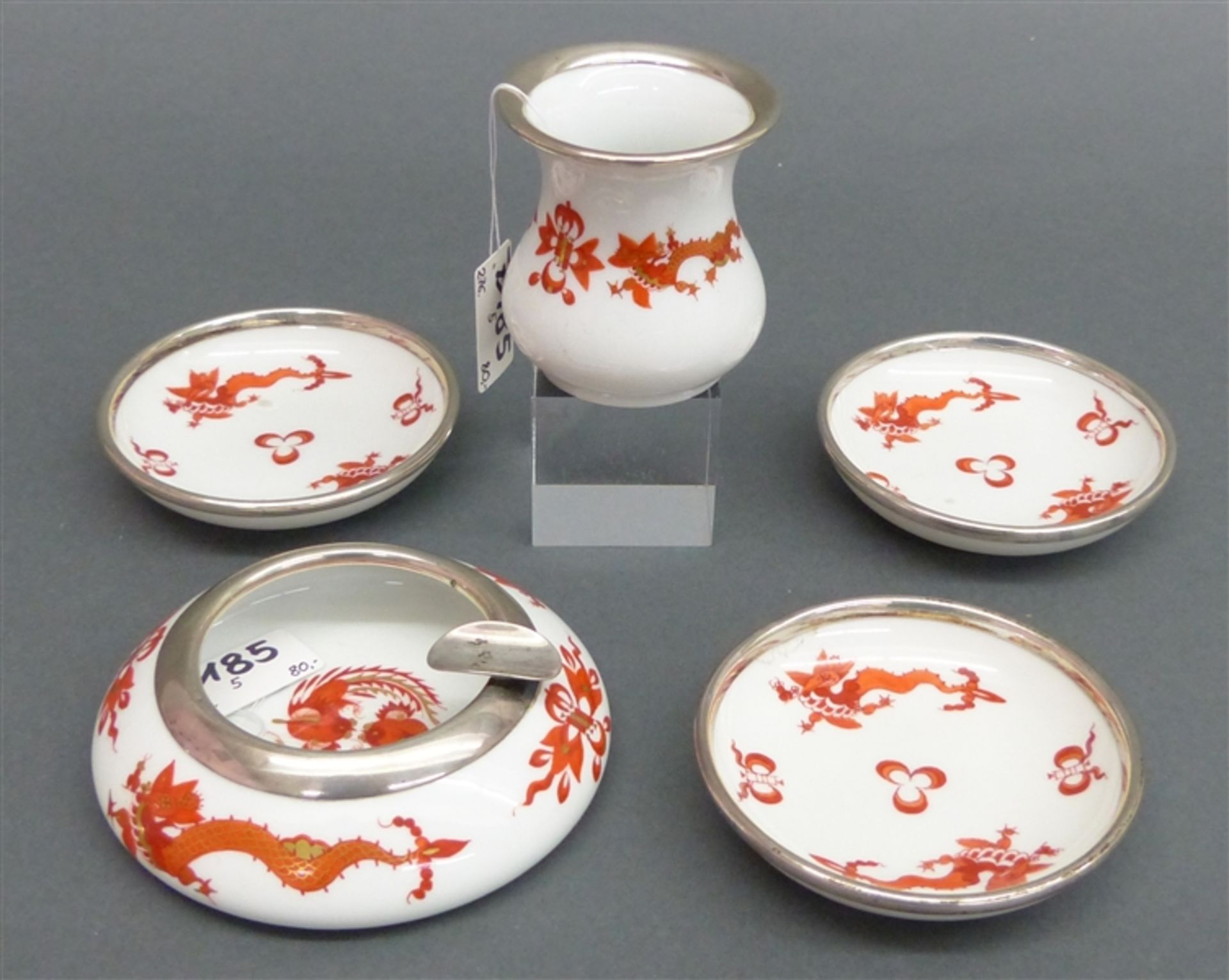 Rauchergarnitur Porzellan, Manuf. Meissen, korallrotes Drachendekor, 1 Ascher, 1 Väschen und 3