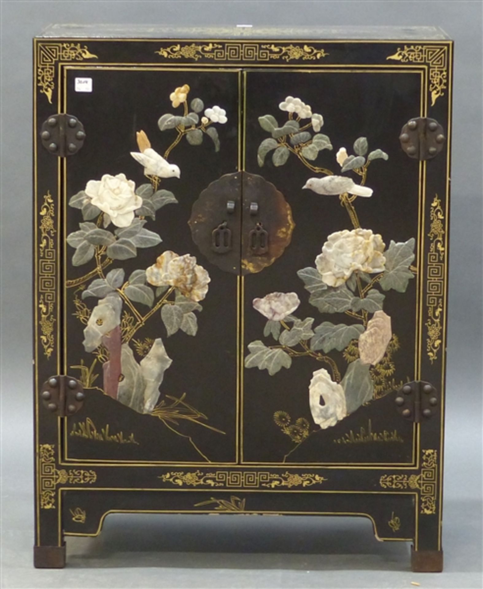 Zierschränkchen China, 20. Jh., Schwarzlack, Golddekor, aufgelegte Edelsteinarbeiten, h 77 cm, b