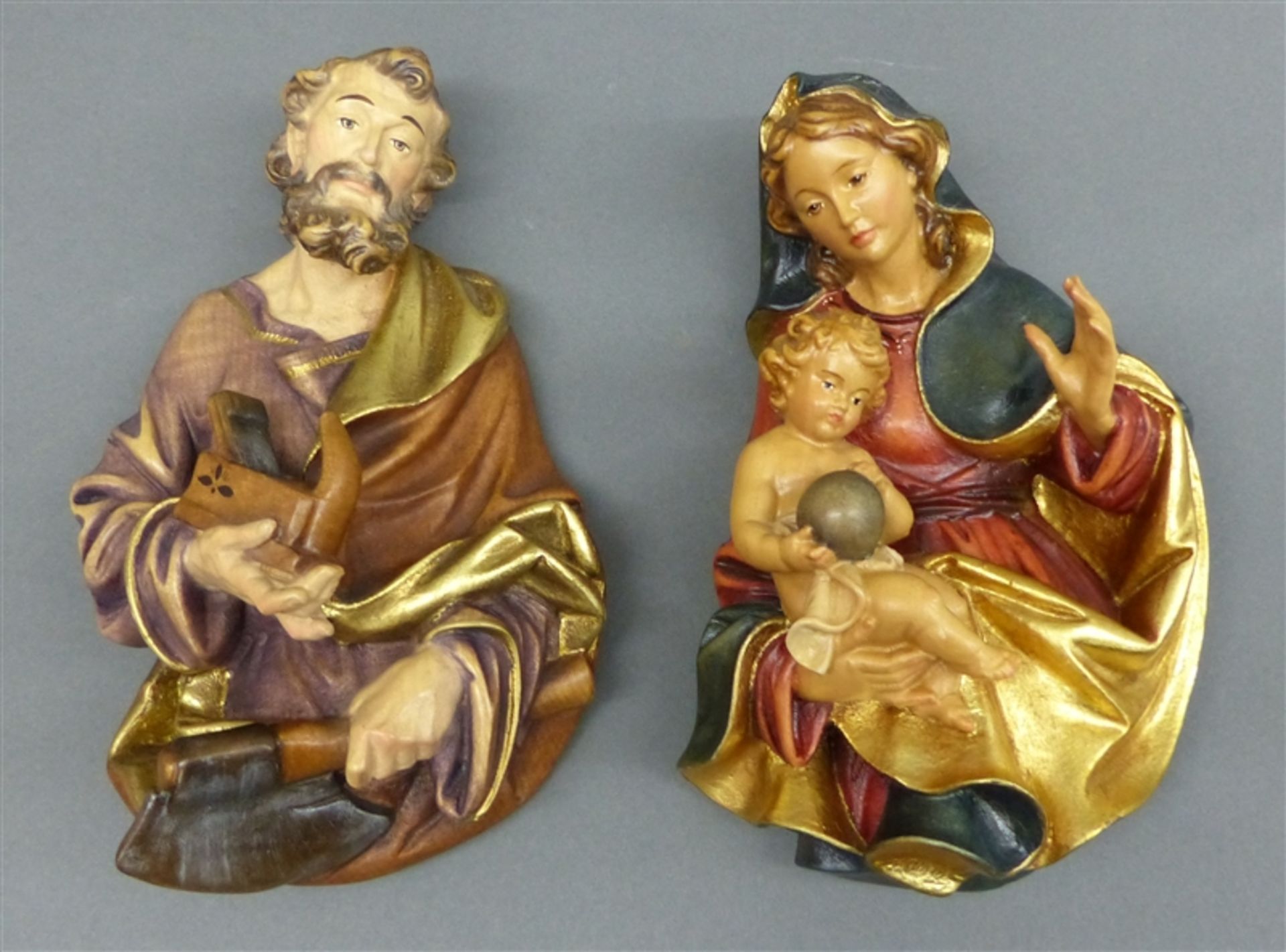 Paar Holzreliefs geschnitzt, Madonna mit Jesuskind, Hl. Joseph mit Axt und Hobel, 20. Jh.,