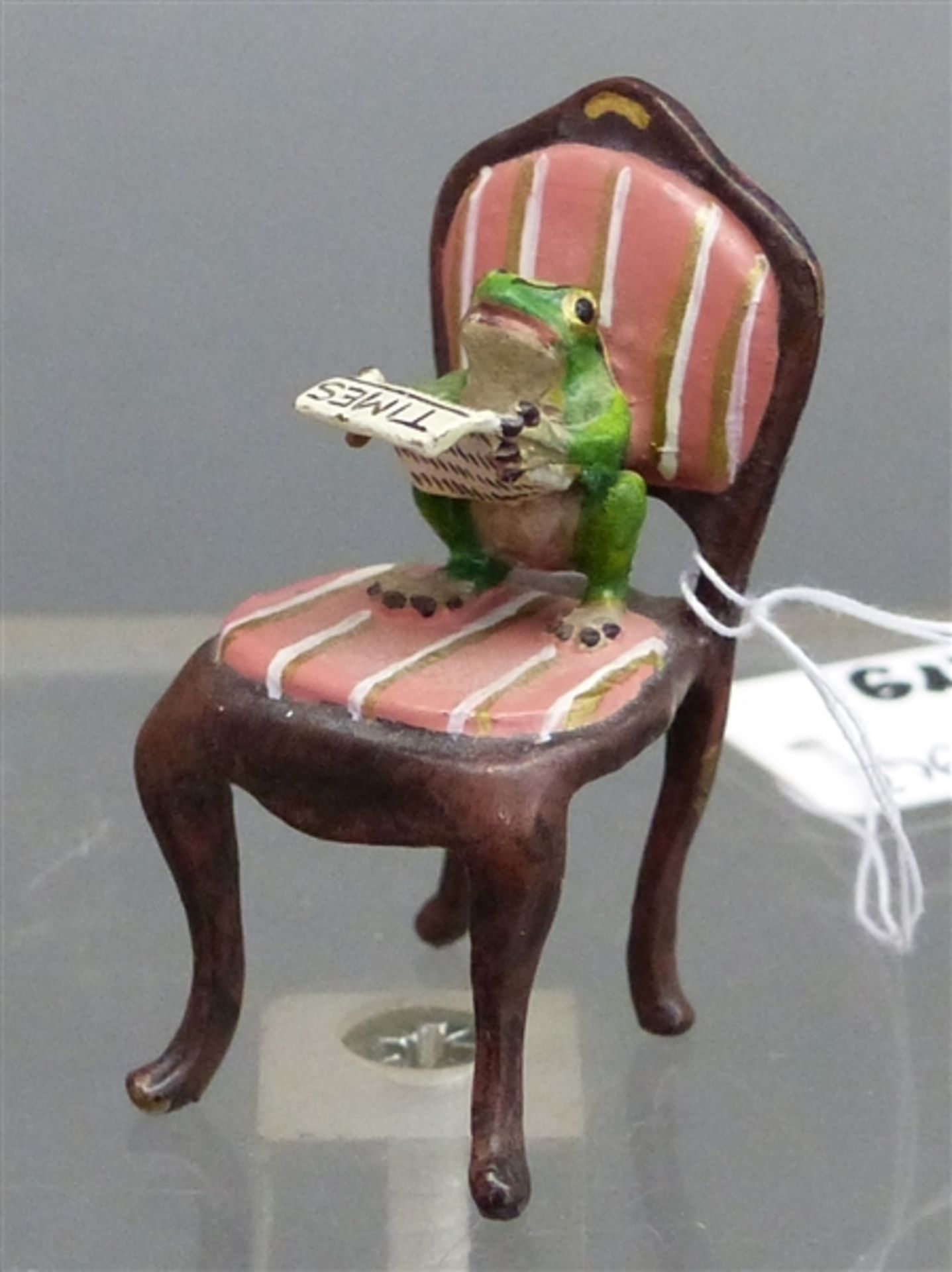 Wiener Bronze Zeitung lesender Frosch sitzt auf einem Barockstuhl, 20. Jh., bunt bemalt, h 4,5 cm,