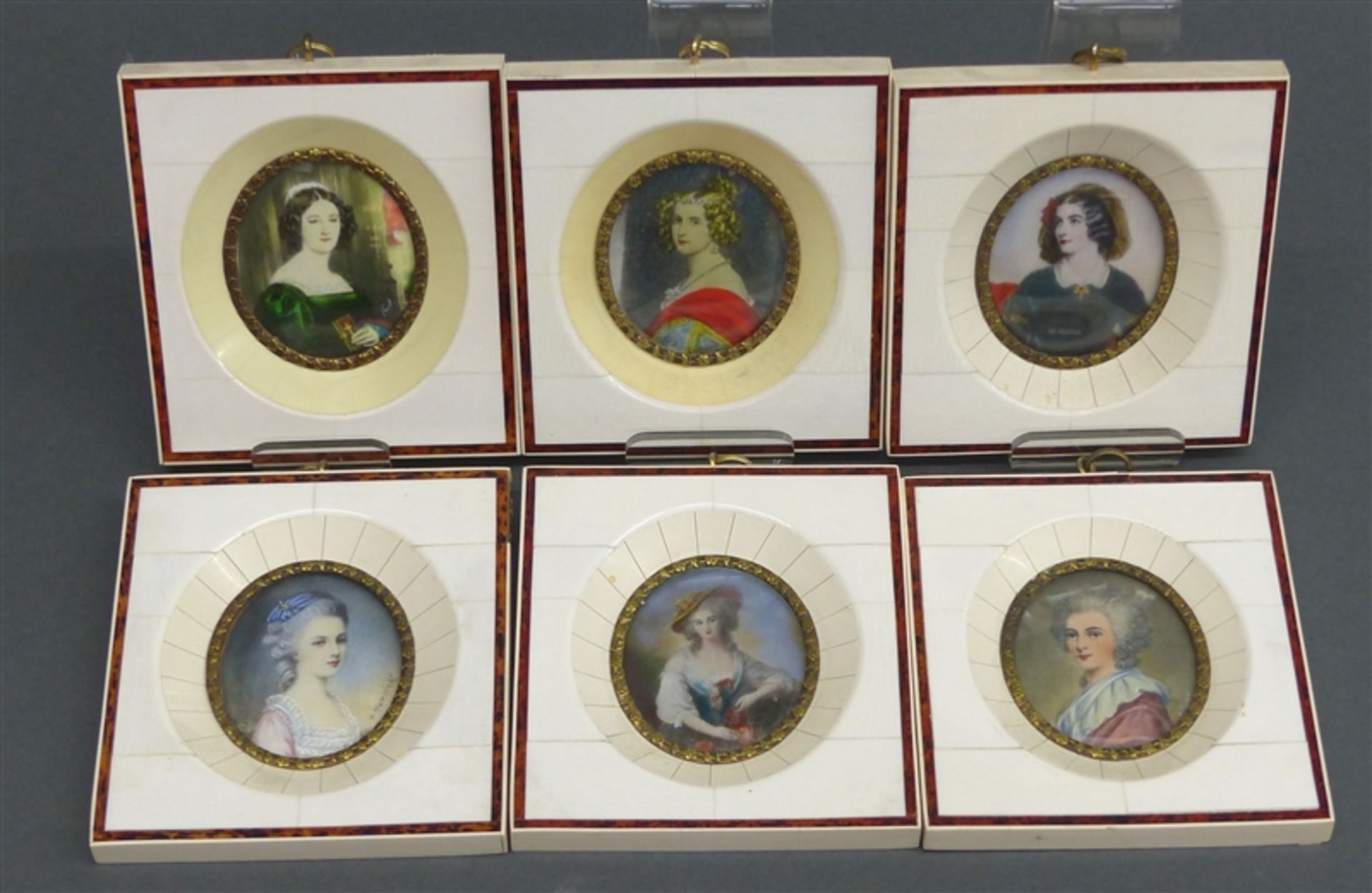 6 Elfenbeinminiaturen Guache auf Elfenbein, prominente Frauenporträts, ovaler Bildausschnitt, 20.