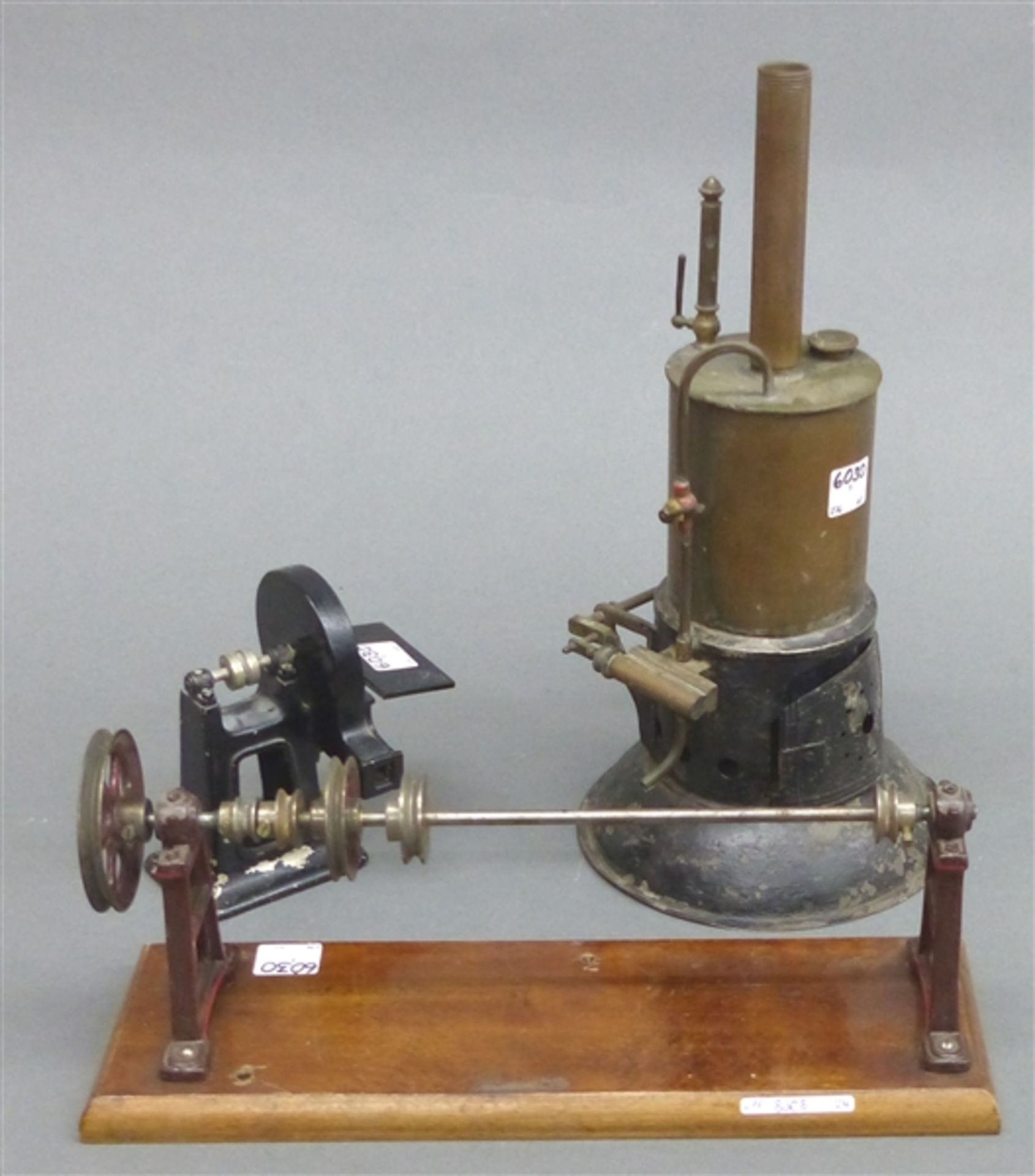 Konvolut Dampfmaschine 3-tlg., Metall, Eisen und Messing, 1 Kessel, 2 Zubehörteile, um 1900,