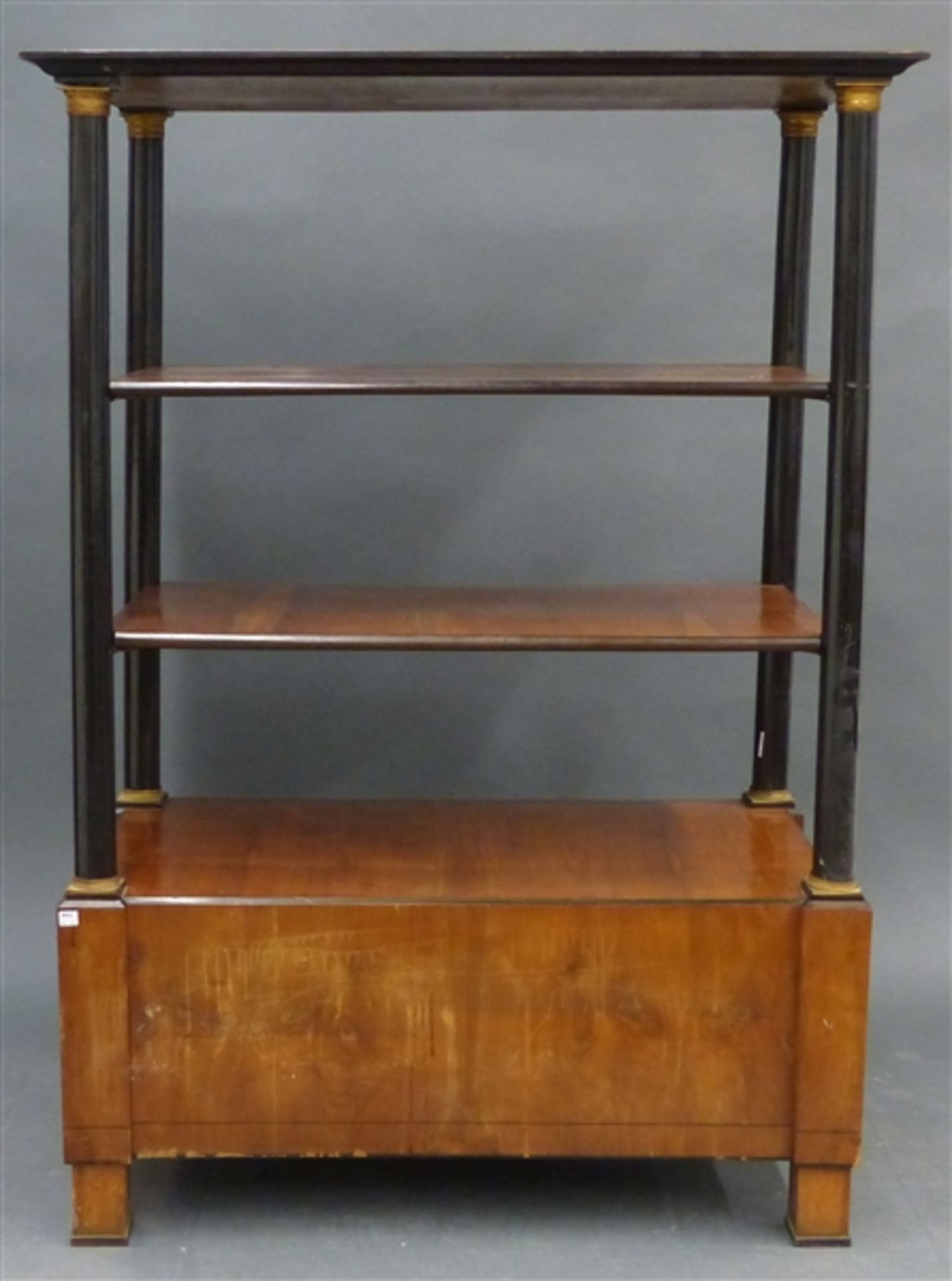 Etagere, um 1840 Kirschbaum, Spiegelfurnier, 4 geschwärzte Säulen, 2 Ablagen, Messingverzierungen,