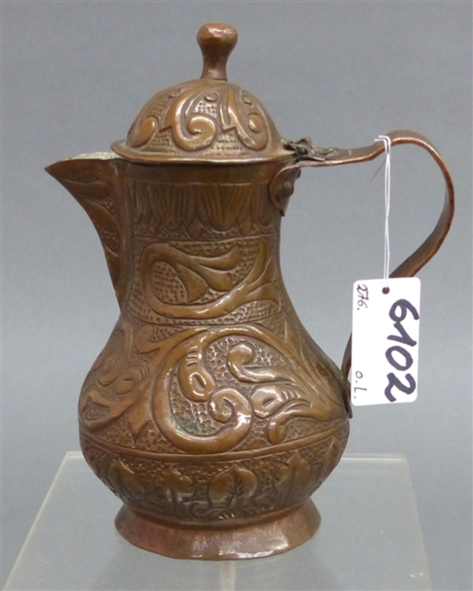 Henkelkännchen, 19. Jh. Kupfer, Ornamentreliefdekor, innen verzinnt, h 13 cm,