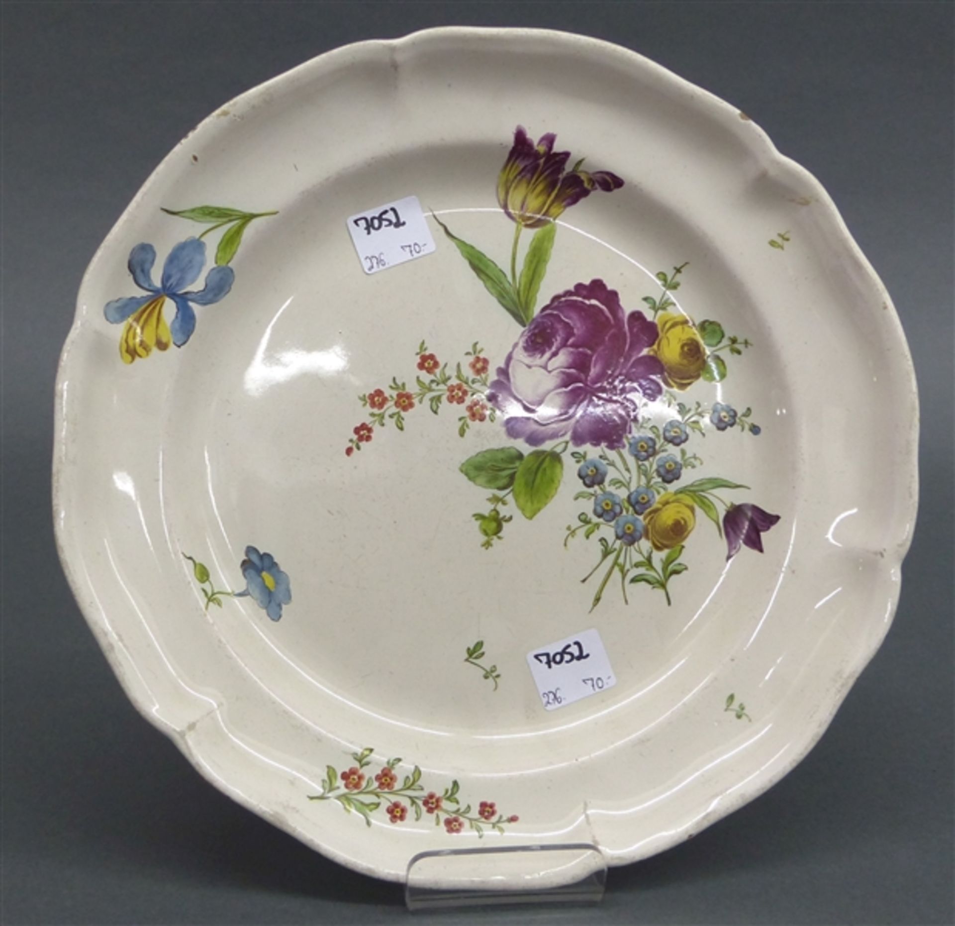 Fayenceteller, um 1900 cremefarben, Blumenmalerei, Wellrand, Bodenmarke F., rund, d 25 cm,