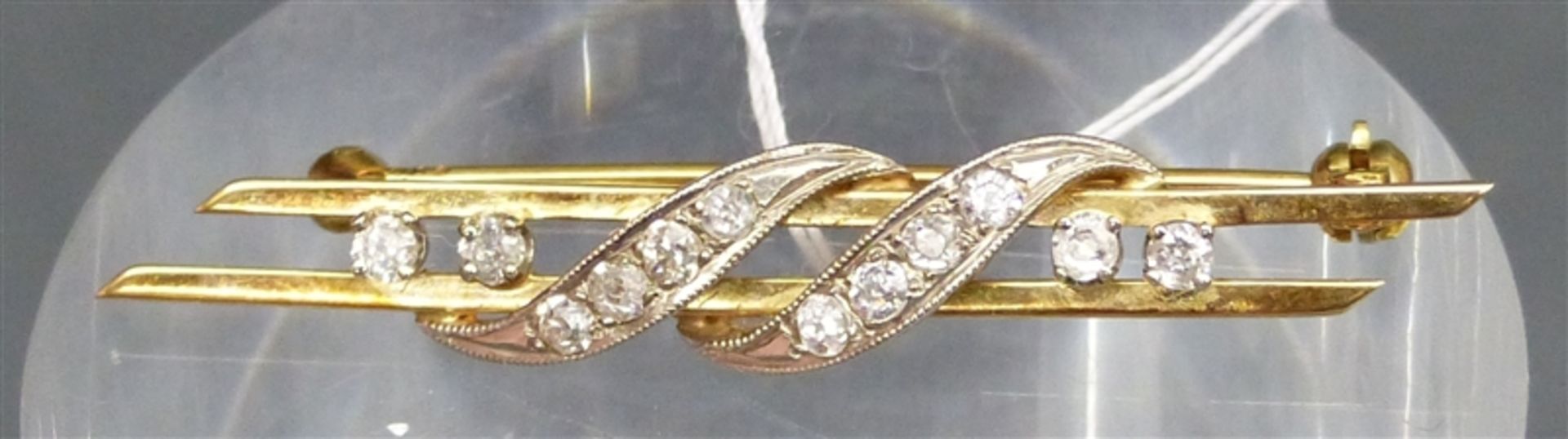 Brosche 14 kt. Gelbgold, besetzt mit 12 kleinen Diamanten, Altschliff, durchbrochen gearbeitet,