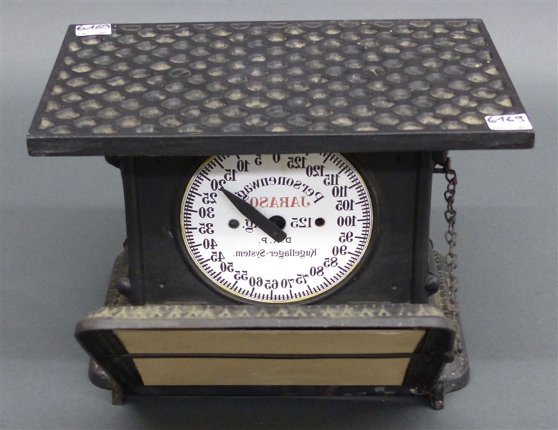 Personenwaage Jariso, bis 125 kg., mit Spiegel, Kugellagersystem, Gusseisen, h 17,5 cm, defekt,