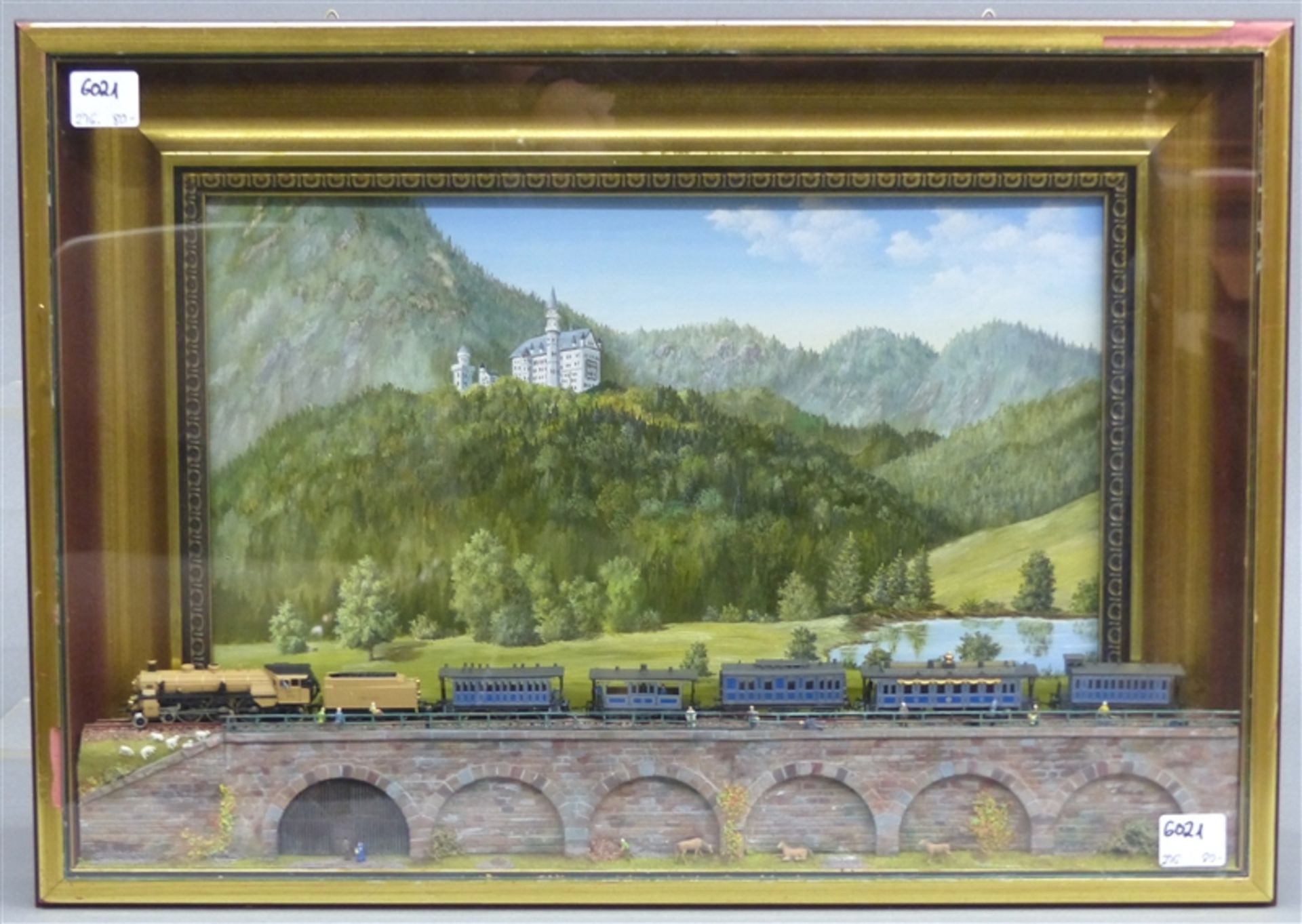 Zugbild Ansicht von Schloss Neuschwanstein, im Vordergrund: Miniaturzug Märklin, mit dem königlichen