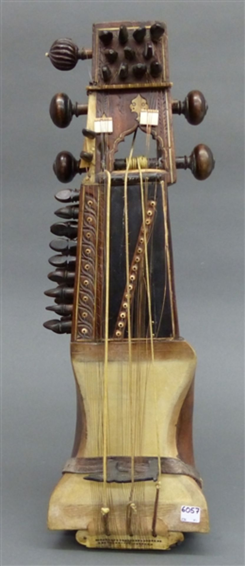 Streichinstrument (Sarangi) um 1900, Indien/Pakistan, Holz, teilweise beschnitzt,