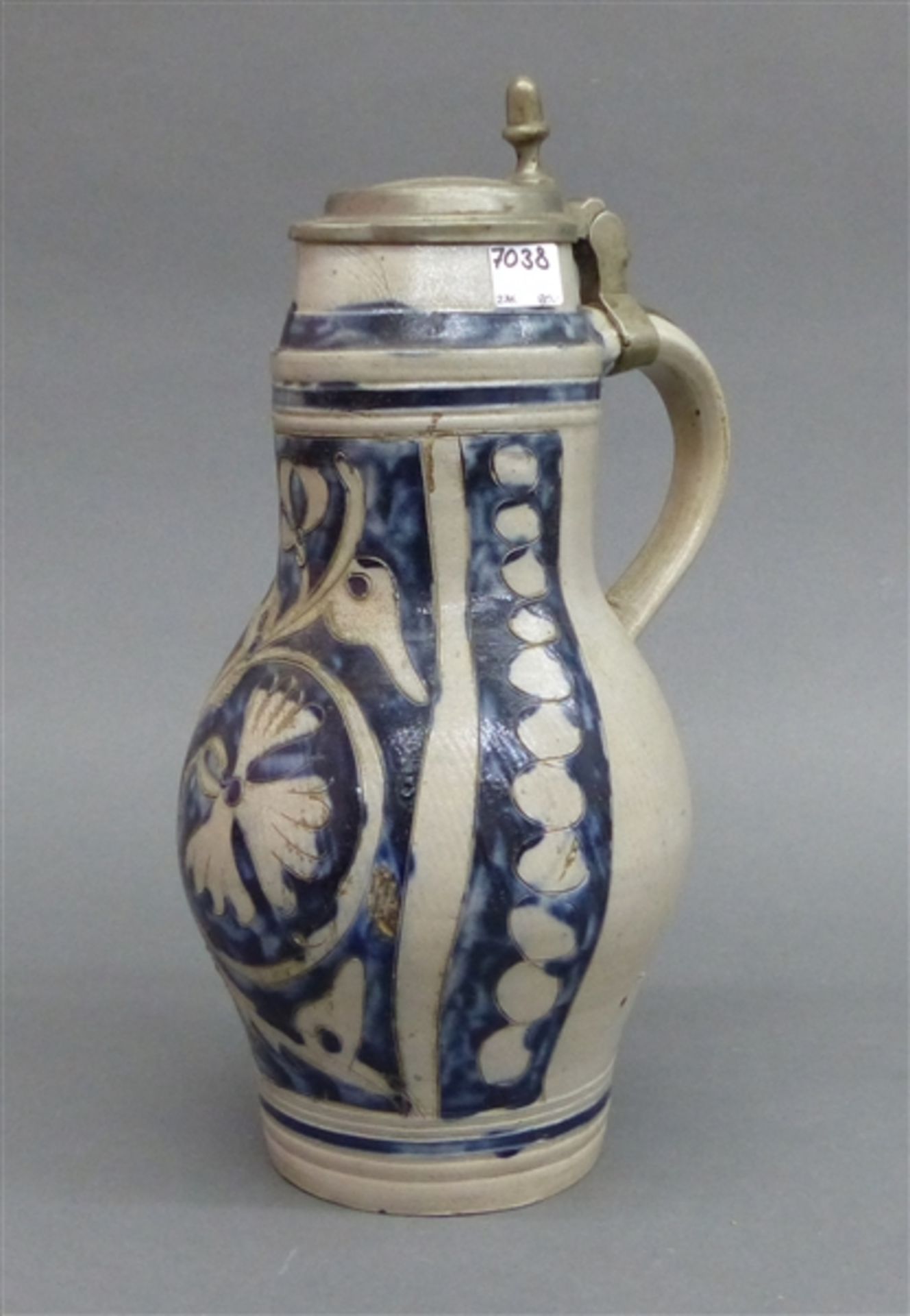 Steinzeugkanne Westerwald, blau-grau, Ritzdekor, Mitte 19. Jh., Zinndeckel, h 35cm,