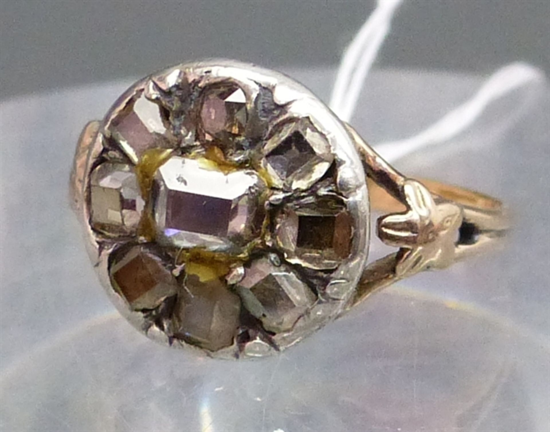 Damenring, antik 14 kt. Rotgold, besetzt mit 9 Diamanten, Emeraldcut, in Silber gefasst, ca. 2 g