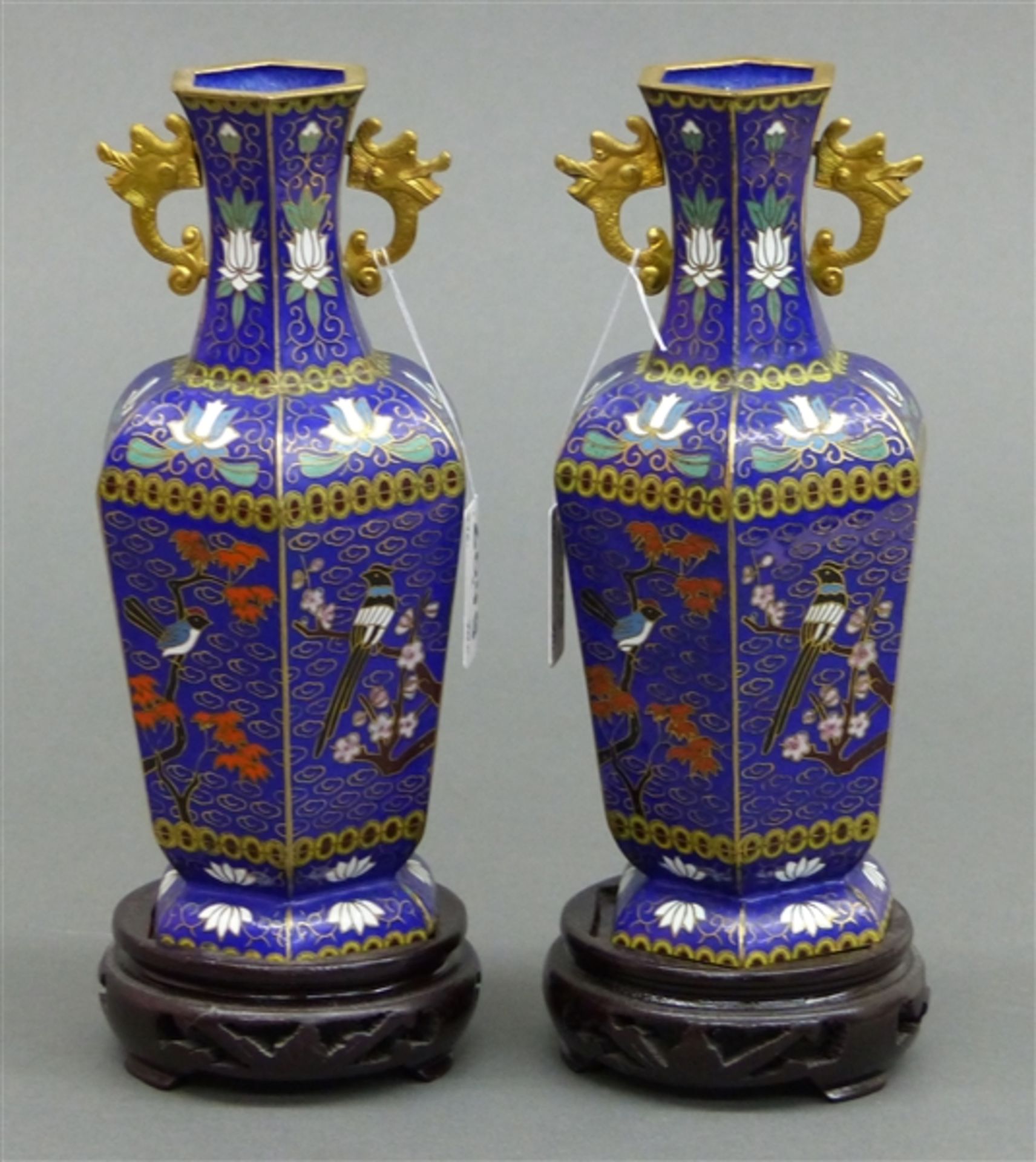 Paar Ziervasen China, Metall, Cloisonnearbeit, blau, Vogel- und Blumendekor, 6-eckige Form, auf