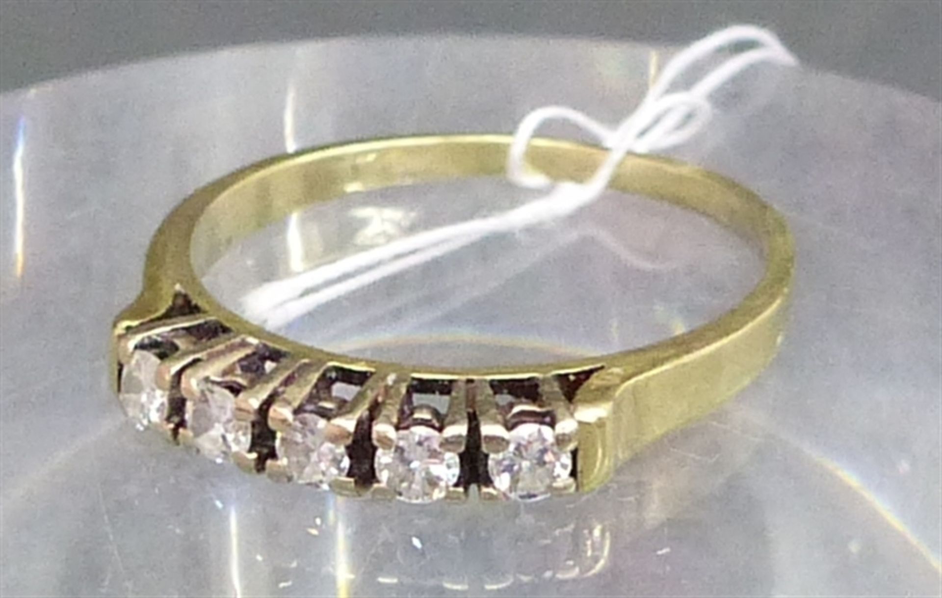 Damenring 14 kt. Gelbgold, besetzt mit 5 Brillanten zus. ca. 0,10 ct., wesselton ca. 1,5 g schwer,