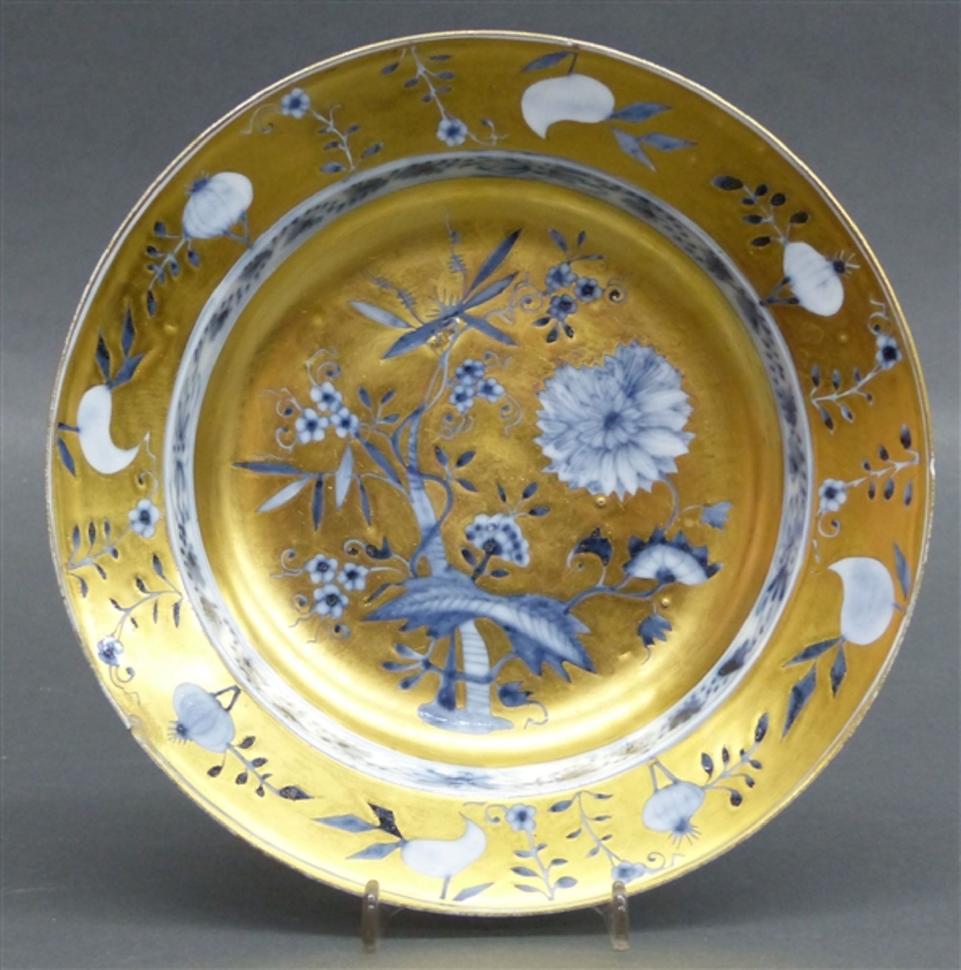 Prunkteller, um 1765 Porzellan, Manuf. Meissen, blaue Blumenmalerei, Augsburger Golddekor, blaue