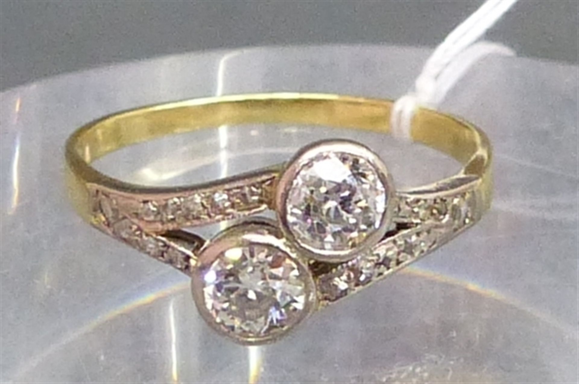 Damenring, um 1900 18 kt. Gelbgold, 2 Altschliff Diamanten zus. ca. 0,50 ct., weiß, 16