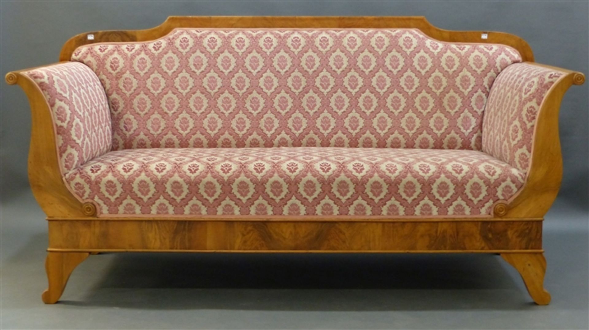 Sofa dreisitzig, 19. Jh., Kirschbaum, geschweifte Lehnen, florale Samtpolsterung, h 99 cm, b 198 cm,