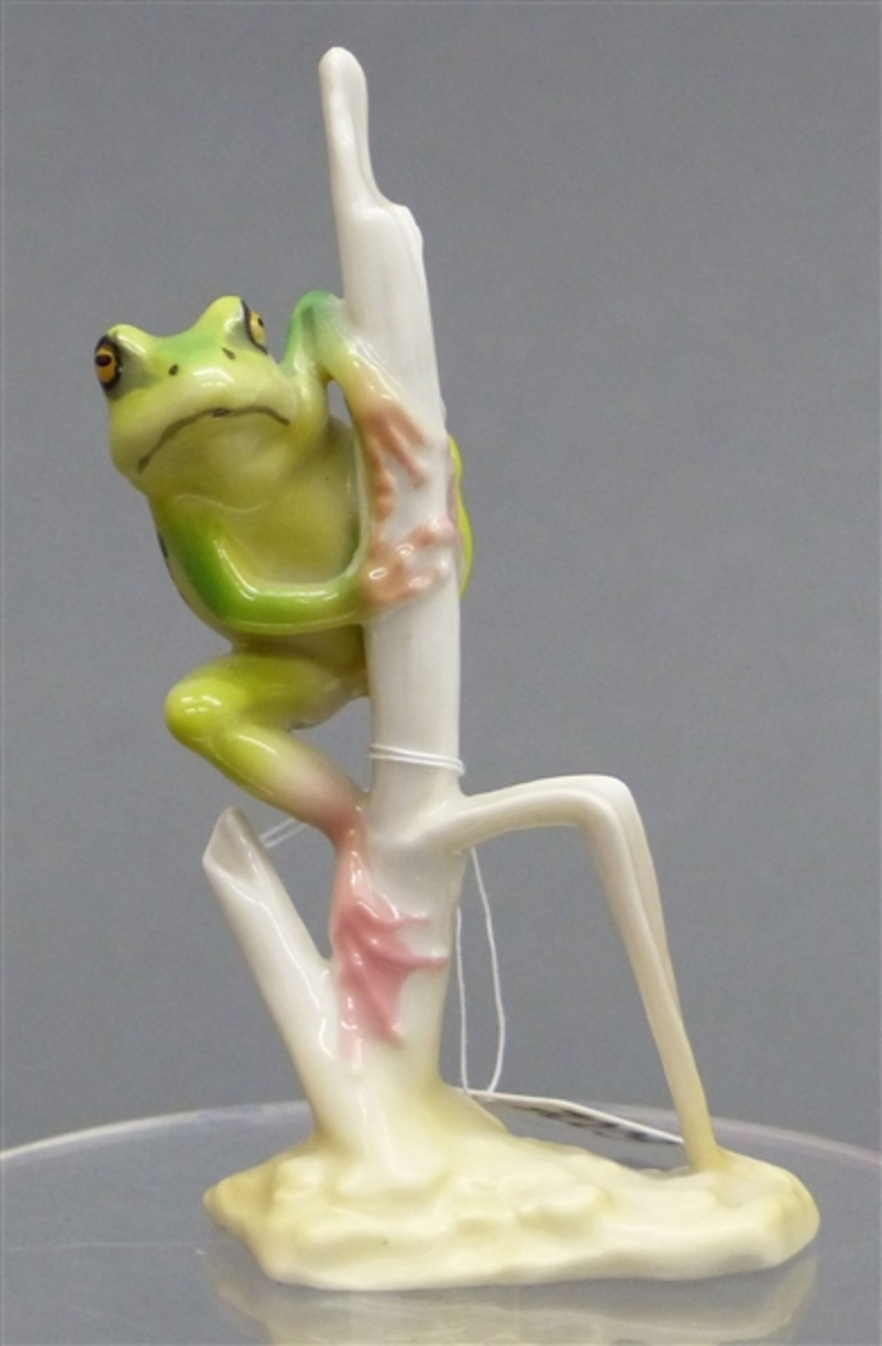 Pozellanskulptur Frosch am Grashalm, bunt bemalt, grüne Bodenmarke, Manufaktur Hutschenreuther, um