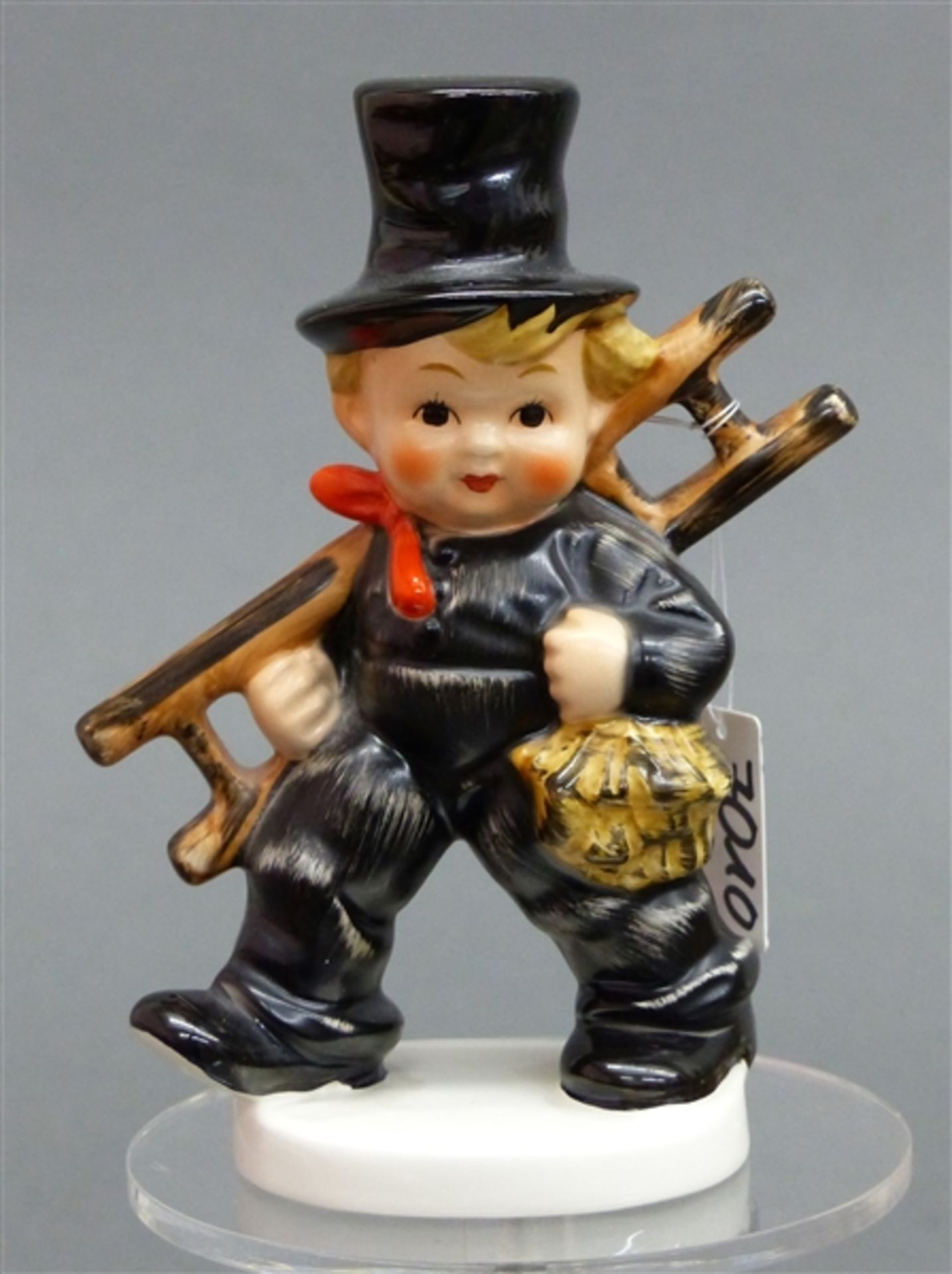 Hummelfigur Porzellan, junger Kaminkehrer mit Leiter, bunt bemalt, Bodenmarke, h 14 cm,