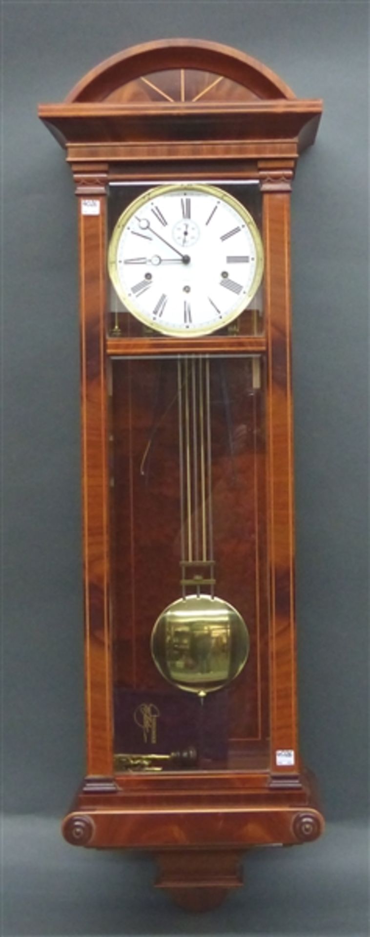 Kieninger Regulator Mahagonigehäuse, Messingwerk mit Schlüsselaufzug, 3 Aufzüge, Westminsterschlag