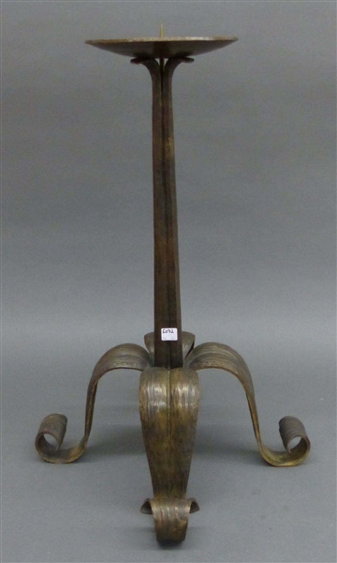 Kerzenleuchter, 20. Jh. Gelbmetall, blattförmiger Fuß, h 63 cm,