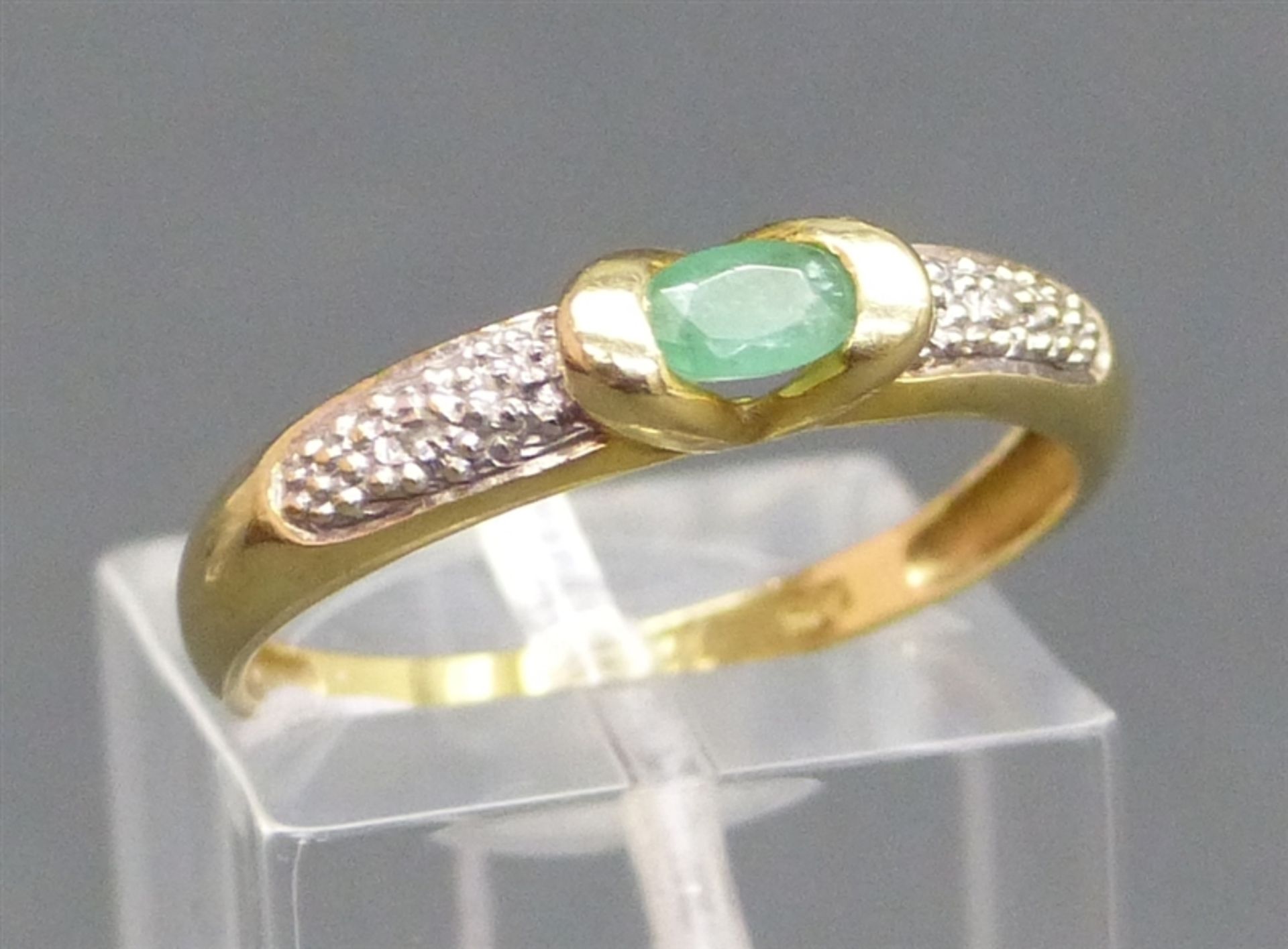 Damenring 14 kt. Gelbgold, 1 ovaler Smaragd, Diamantsplitter, ca 3 gr., RM 60,