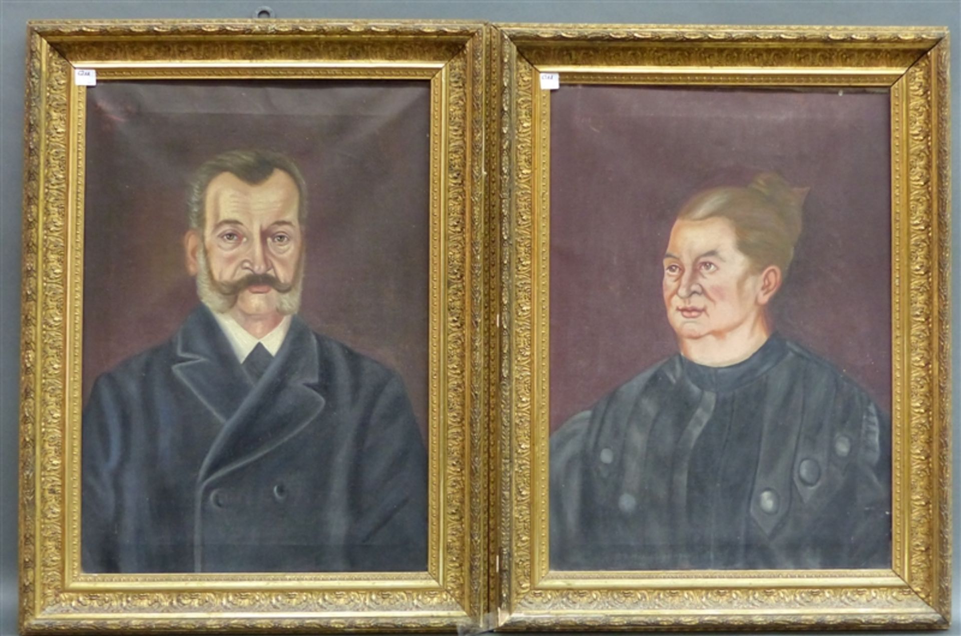 Paar Jugendstilrahmen um 1890, gestuckt, vergoldet, mit Porträtmalereien, Innenmaß 58 x 42 cm,