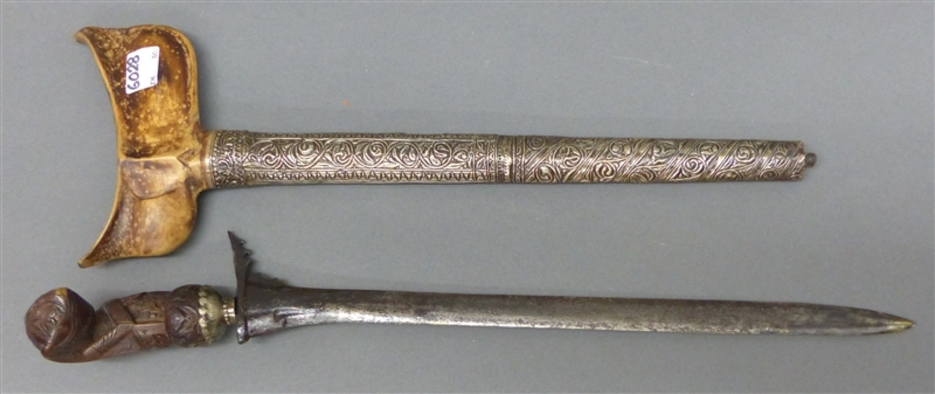 Kris, um 1900 beschnitzter Griff, Eisenklinge, Scheide mit verziertem Metallbeschlag, Spitze