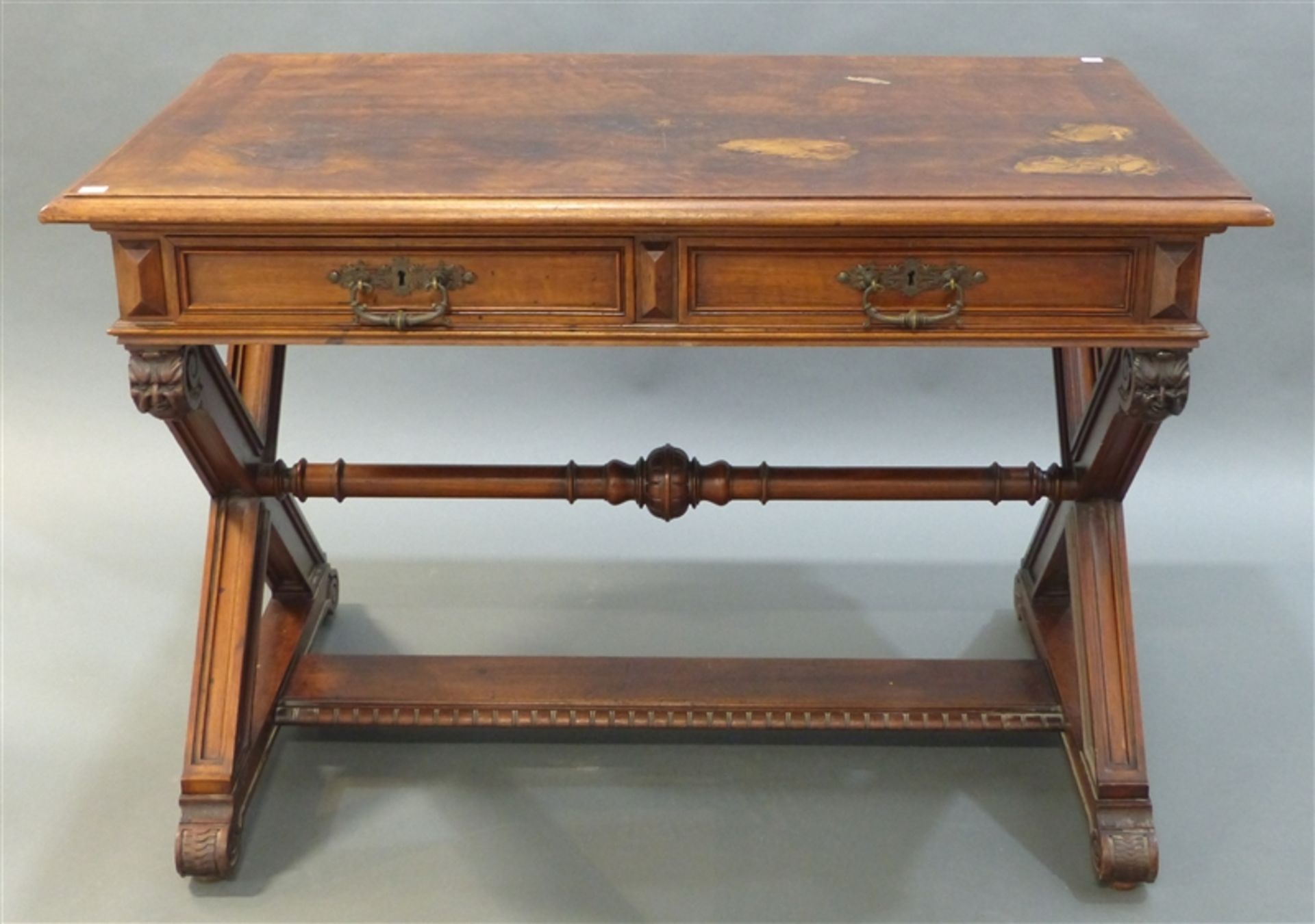 Schreibtisch Gründerzeit, auf Kreuzzargen, mit Fußteil, teilweise beschnitzt, zwei Schubladen,