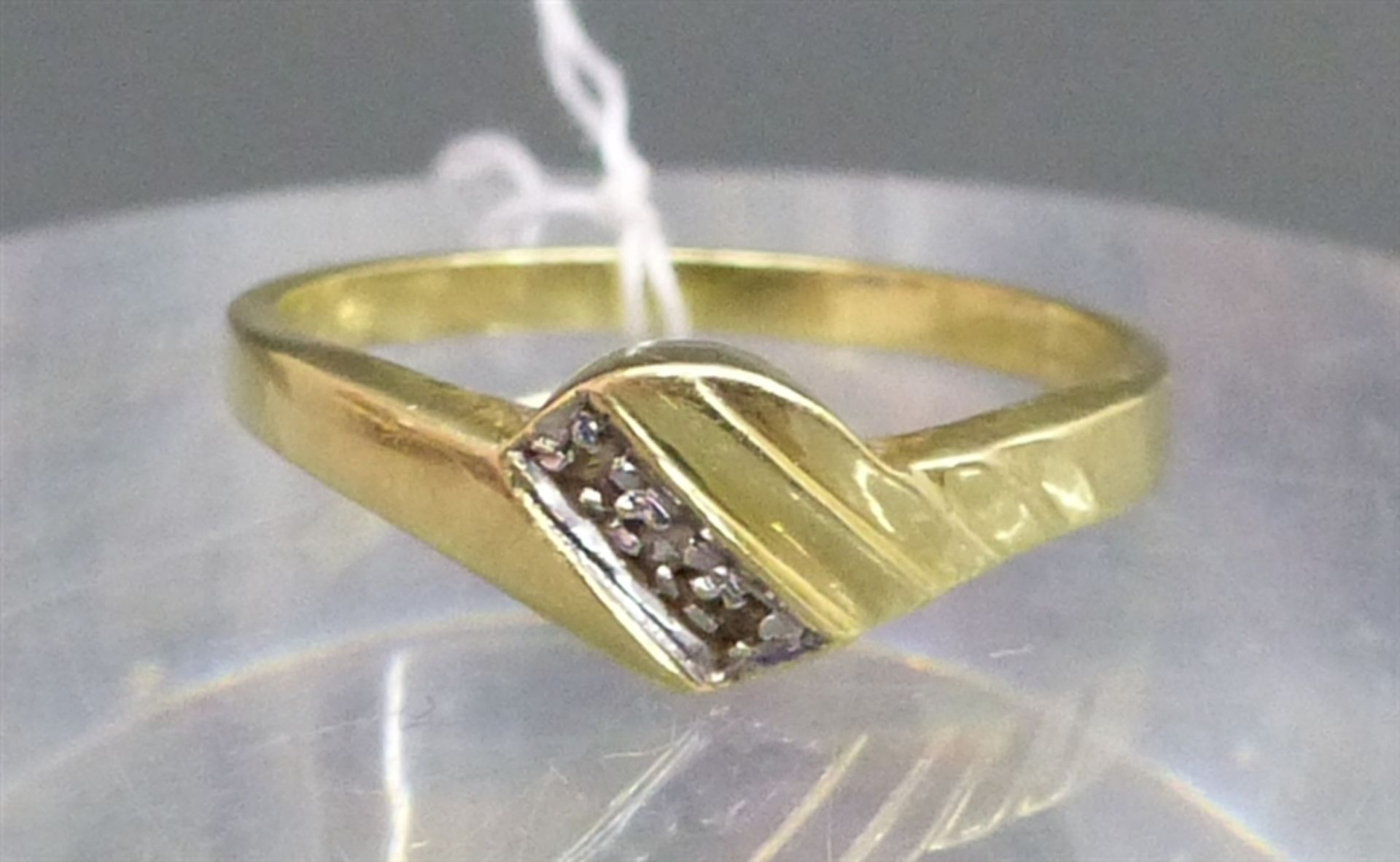 Damenring 14 kt. Gelbgold, 3 kl. Diamantsplitter, mod. Form, ca. 3 g schwer, RM 54,