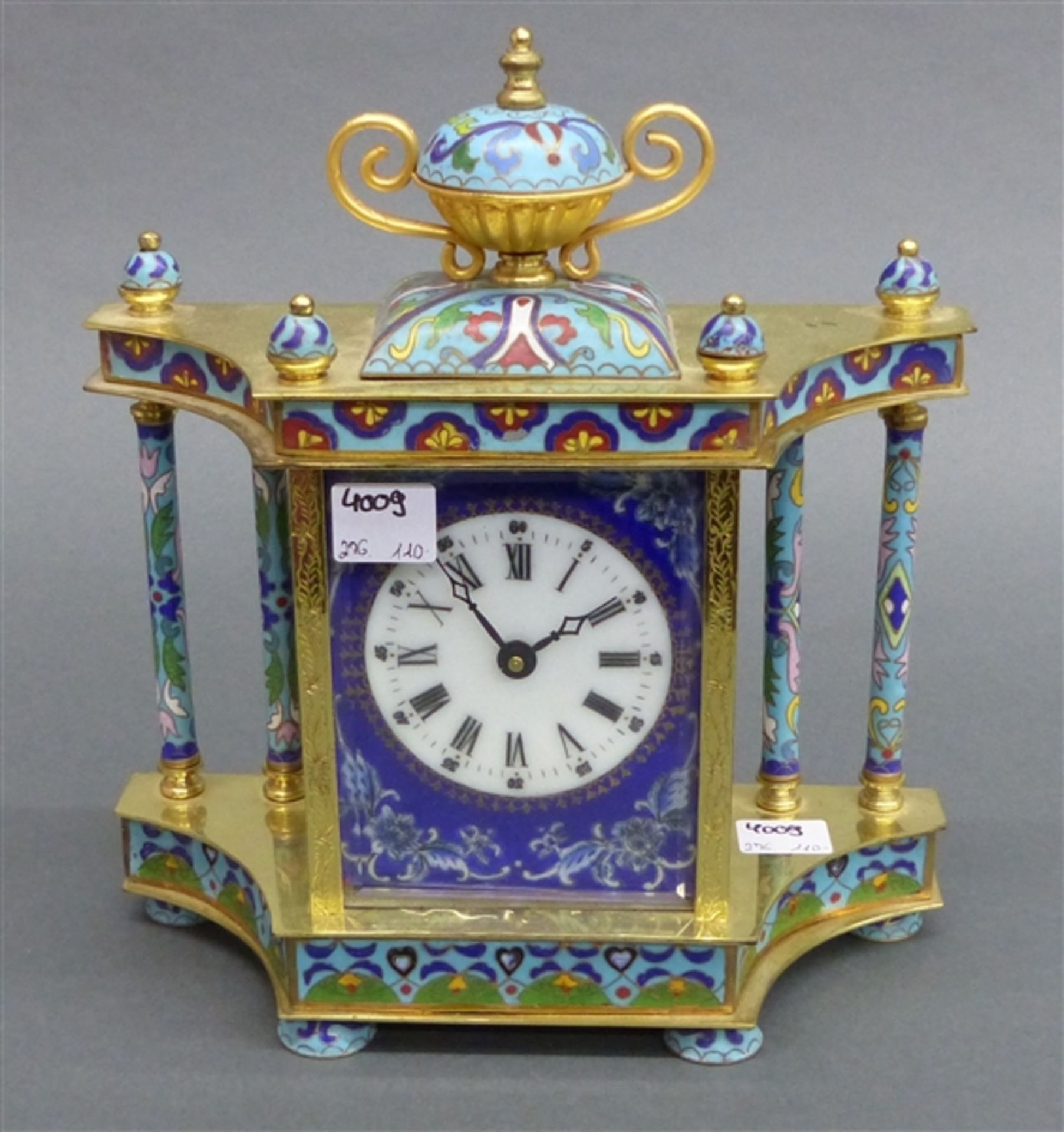 Tischuhr China, 20. Jh., Messing mit Cloisonnearbeiten, Säulendekor, Quarzwerk, h 23 cm,