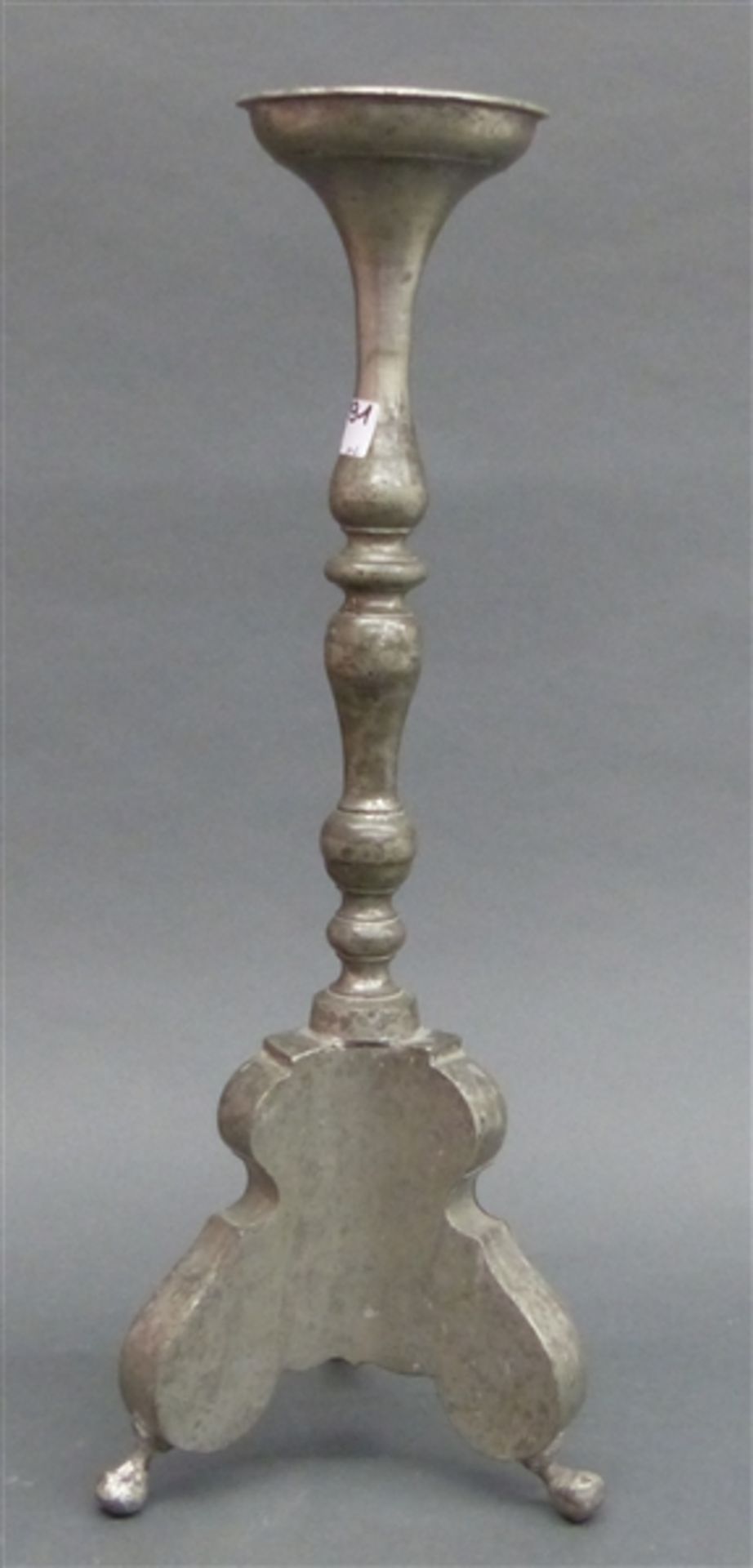 Zinnleuchter barocke Form, dreigeteilter Fuß, Dornaufsatz beschädigt, h 46 cm, 19. Jh.,