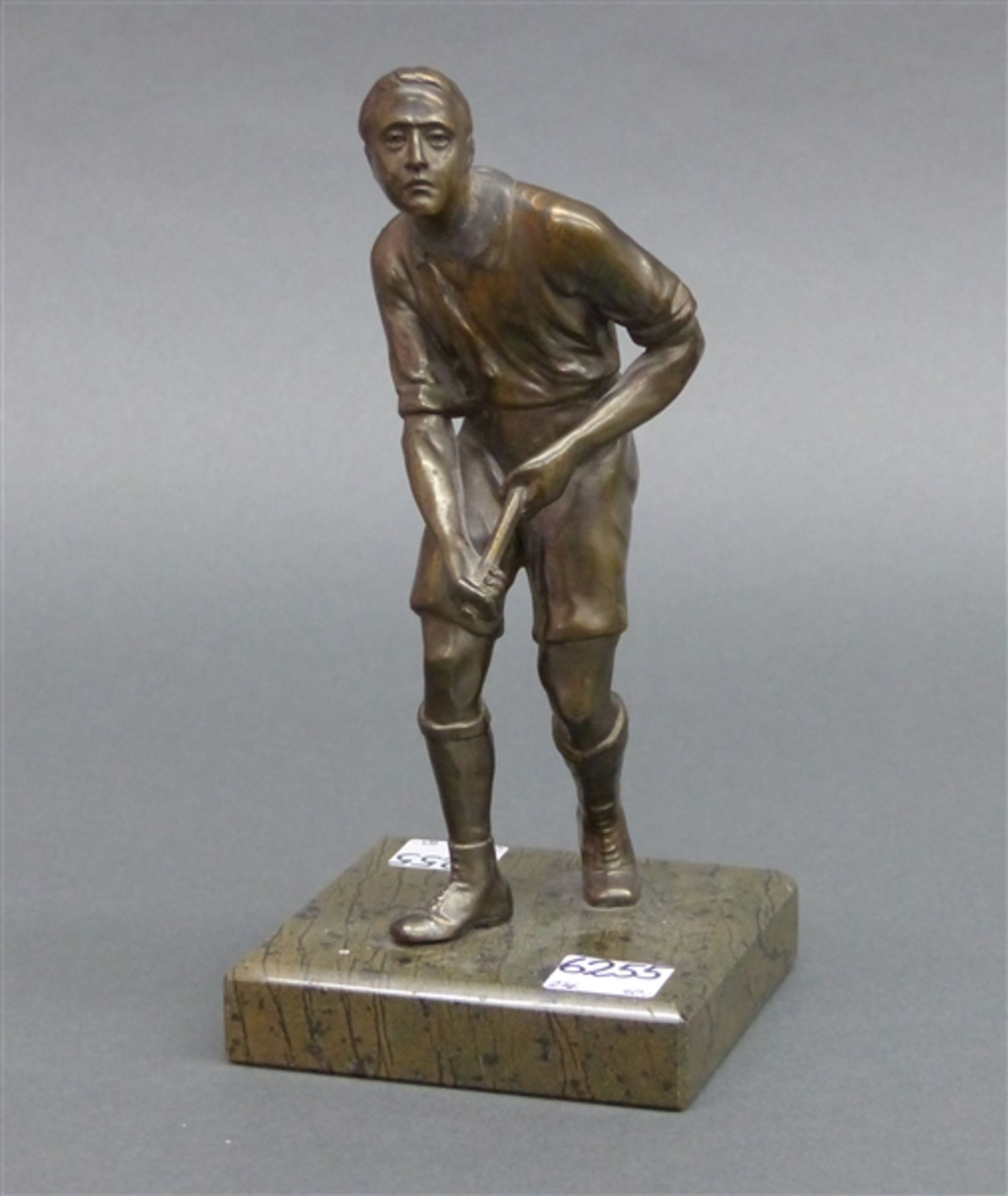 Gussskulptur um 1920, Sportler, Schläger beschädigt, auf Marmorsockel, h 20 cm,