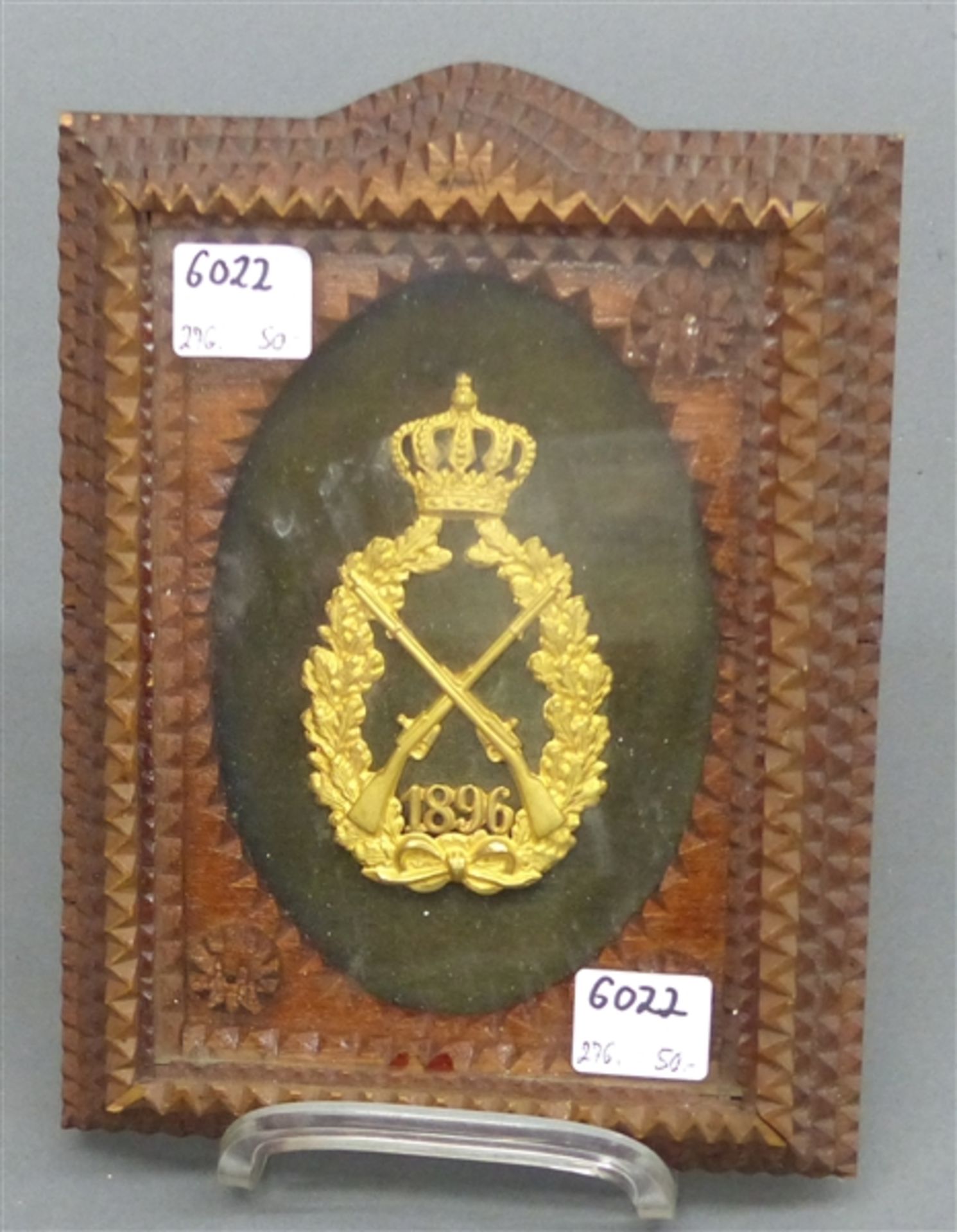 Militärauszeichnung 1896, Gelbmetall, gekreuzte Gewehre mit Krone, auf Samt montiert, im