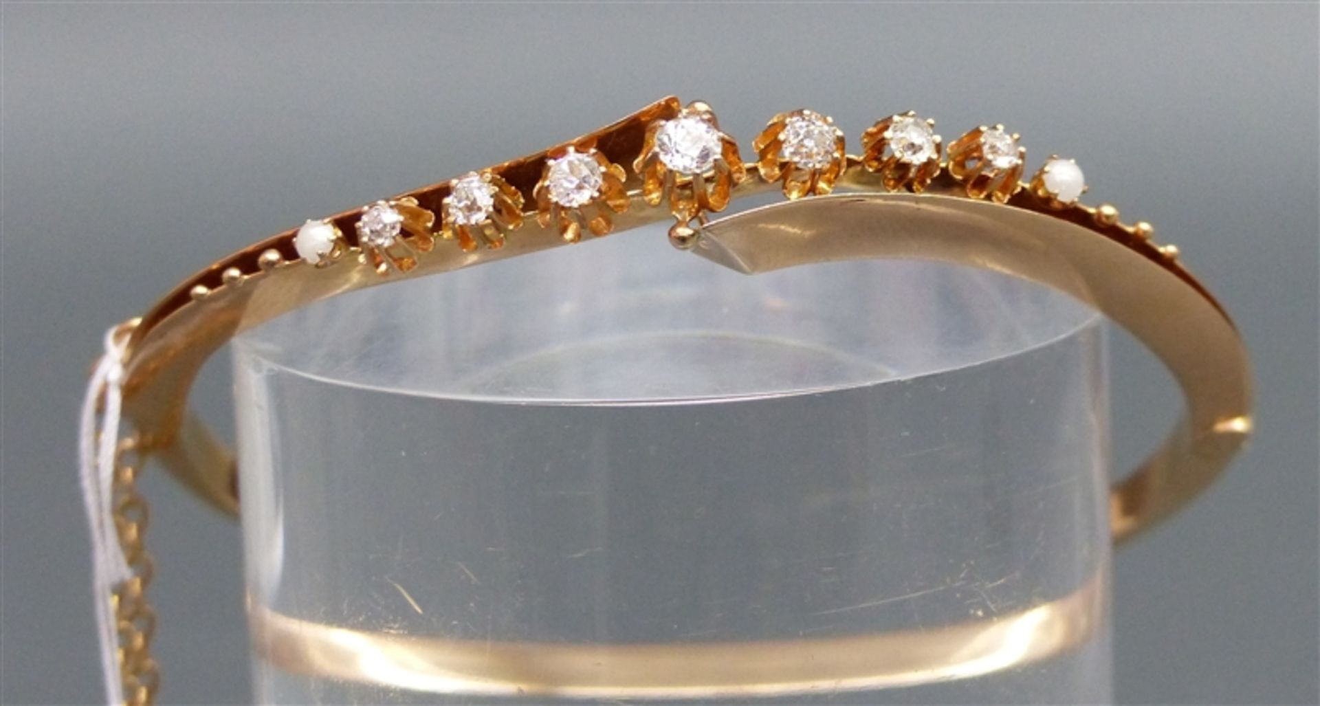 Armreif 14 kt. Rotgold, besetzt mit 7 Diamanten, Altschliff, zus. ca. 0,60 ct, durchbrochen