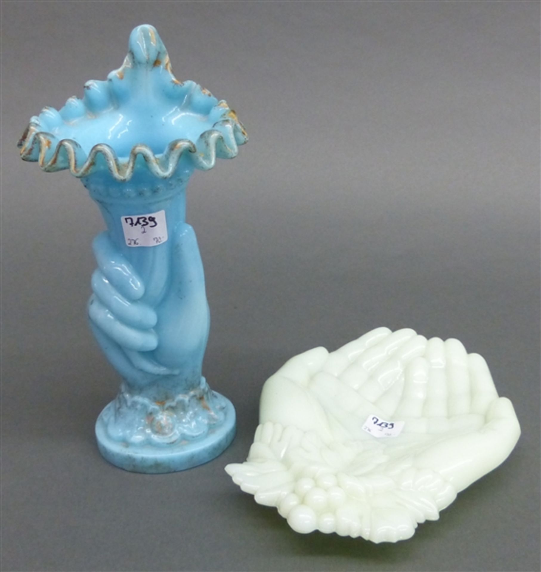 Schale und Vase Jugendstil, blaue Milchglasvase, Hand hält Füllhorn, Restvergoldung, grüne