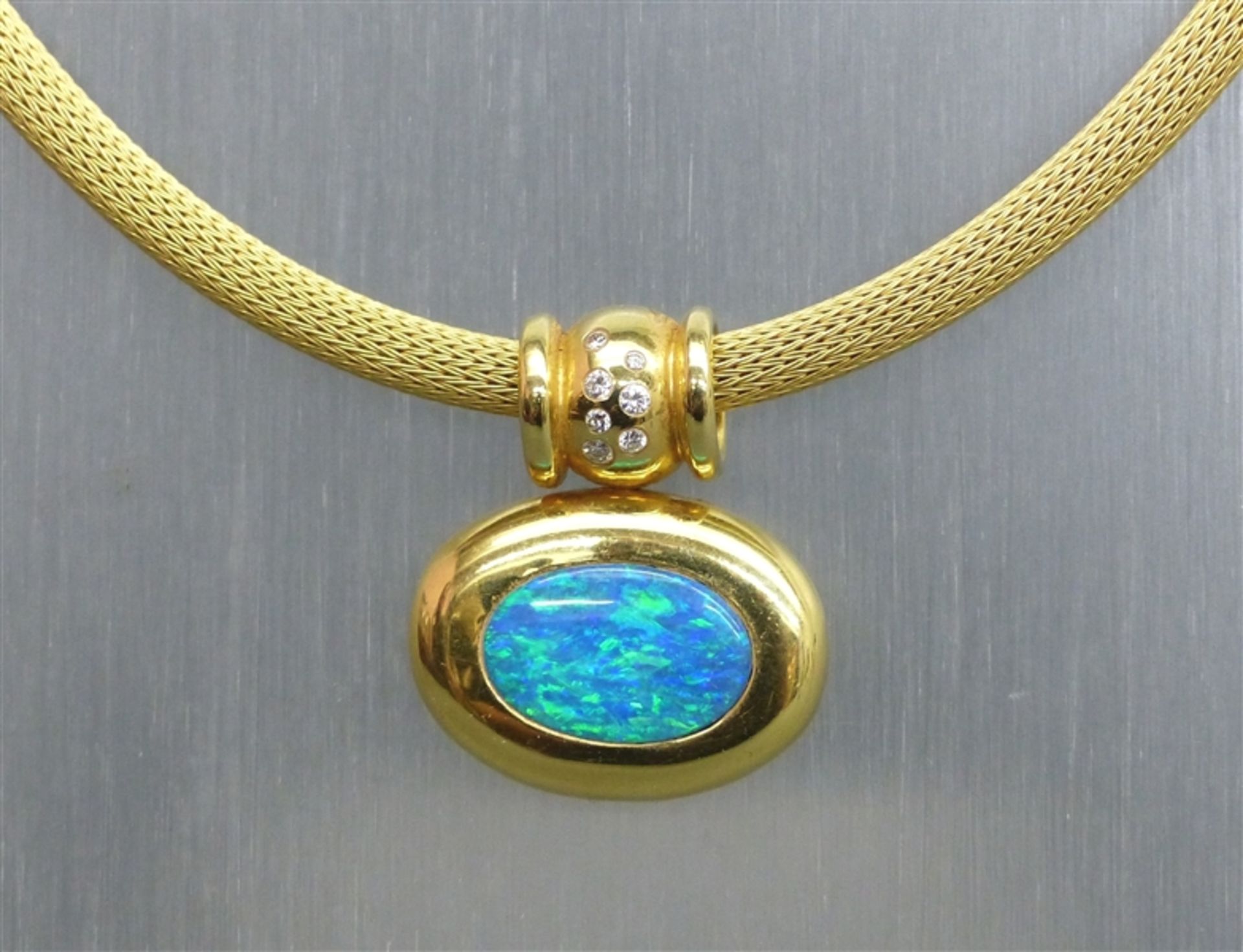 Collier Anhänger, 18 kt. Gelbgold, 1 ovaler Opal/19x13 mm, 7 Brillanten zus. ca. 0,20 ct.,