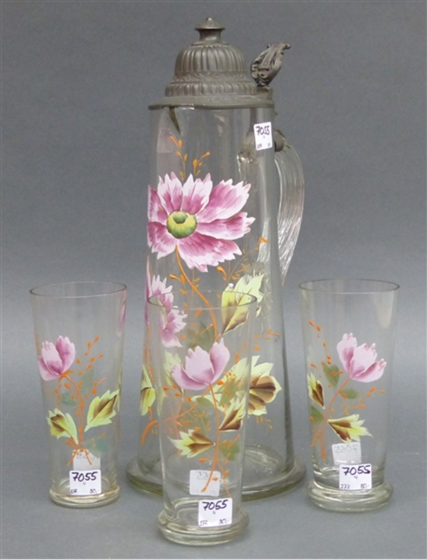 Saftkanne mit 3 Gläsern, farblos, floral bemalt, um 1900, Zinndeckel mit Gravur, Kanne h 36 cm,