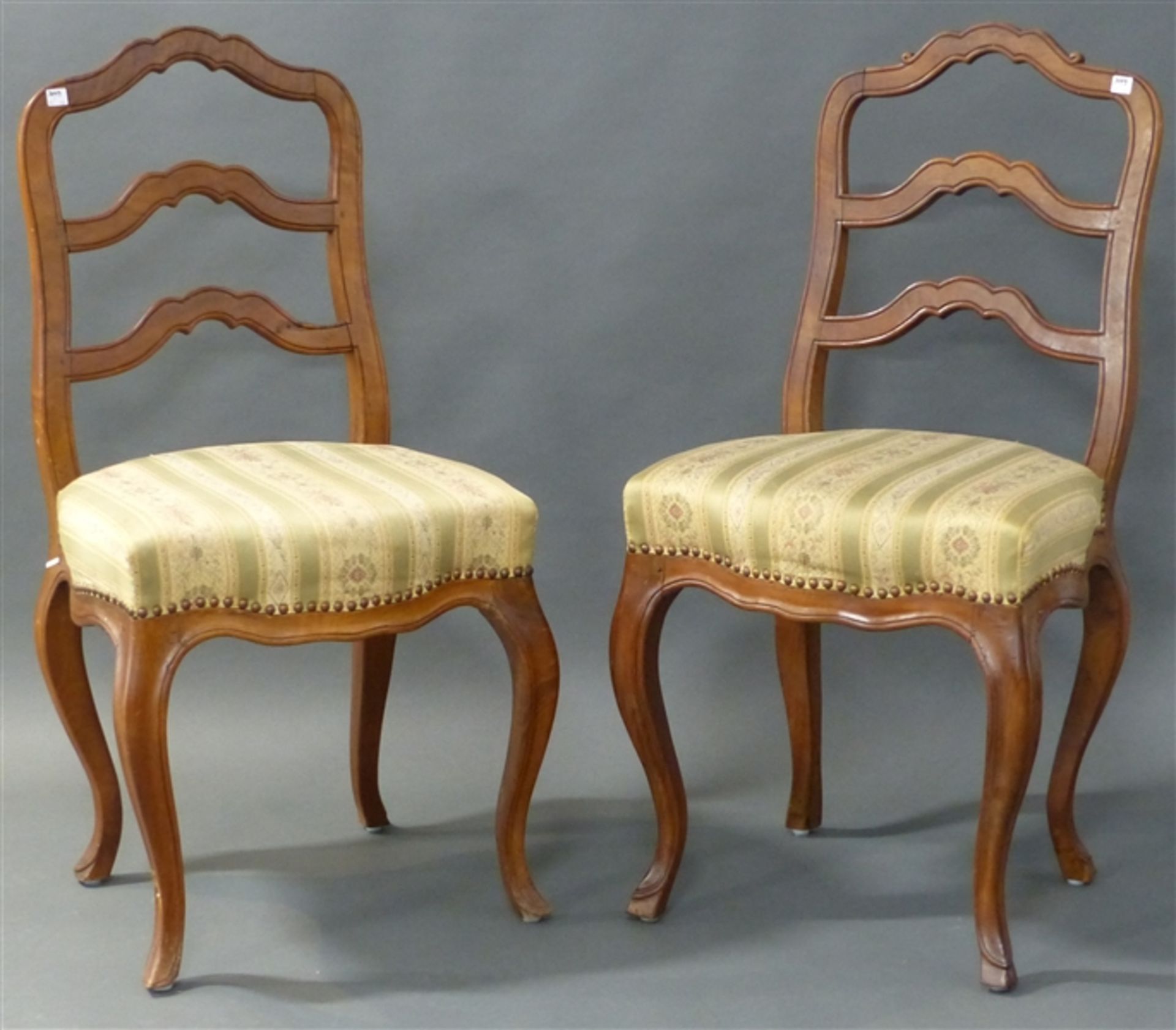 Paar Stühle Holz, gebogte Beine, um 1880, Biedermeierstreifenbezug, h 97 cm,