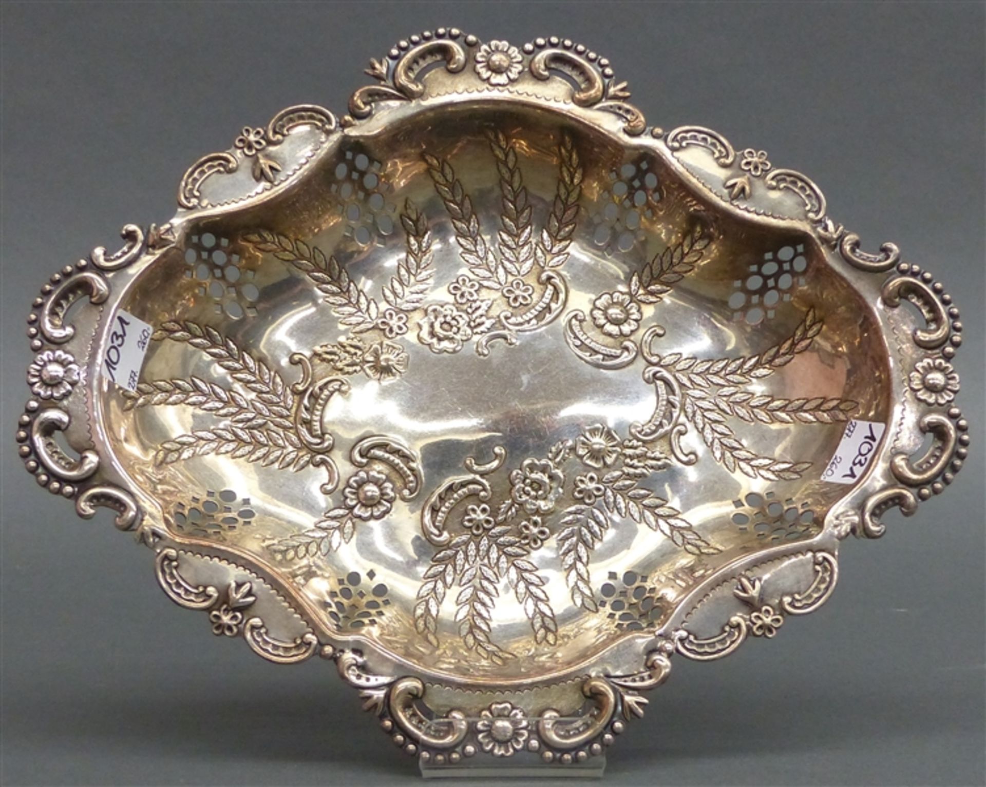 Brotschale, um 1900 Silber, punziert, florales Reliefdekor, durchbrochen gearbeitet, ca. 330 g