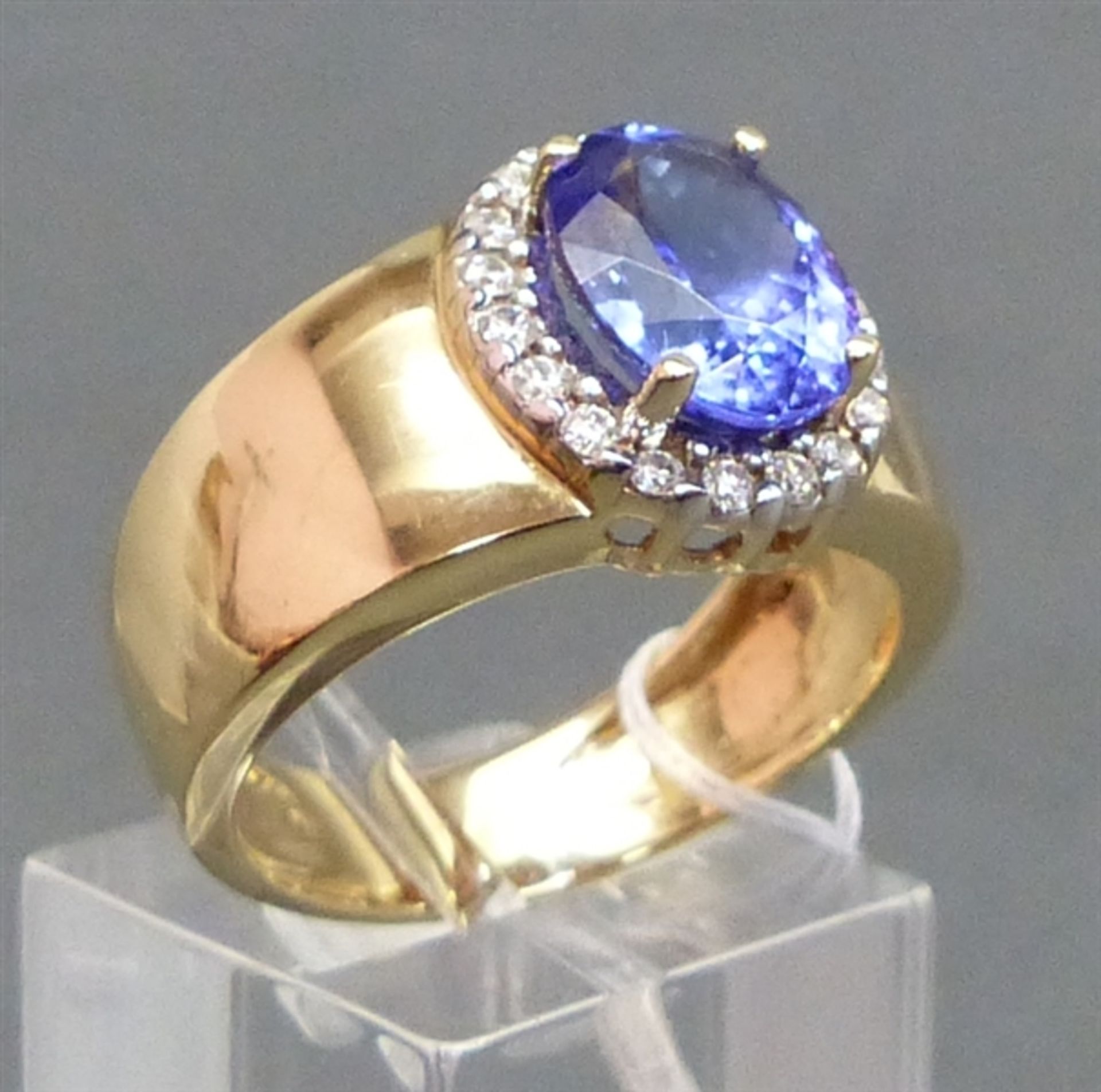 Damenring 14 kt. Gelbgold, mittig blauer Edelstein, wohl Tansanit, Kranz mit 18 Brillanten zus.