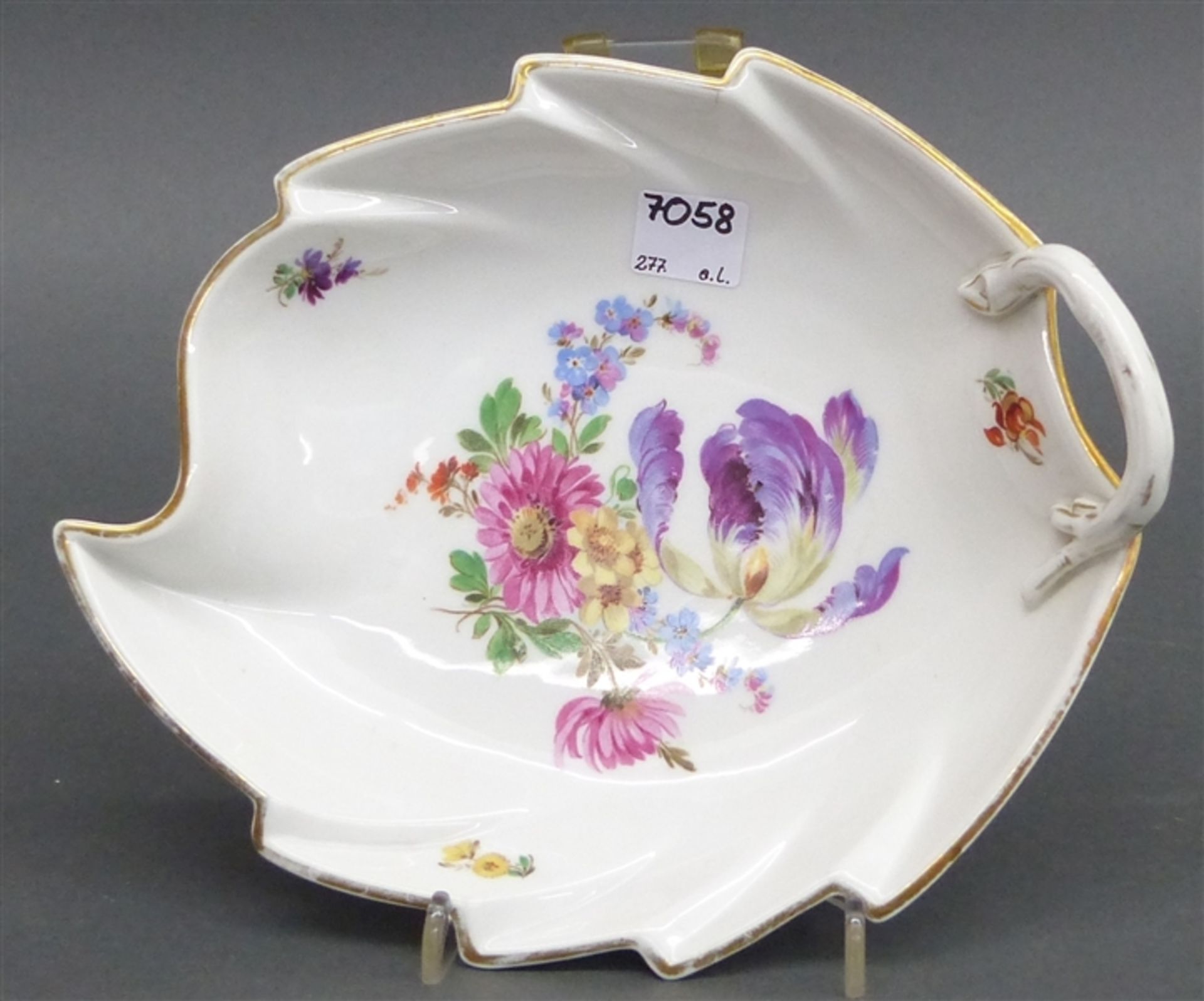 Blattschale Porzellan, Manufaktur Stadt Meissen, Blumendekor, Goldrand, Pressmarke, l 21 cm,