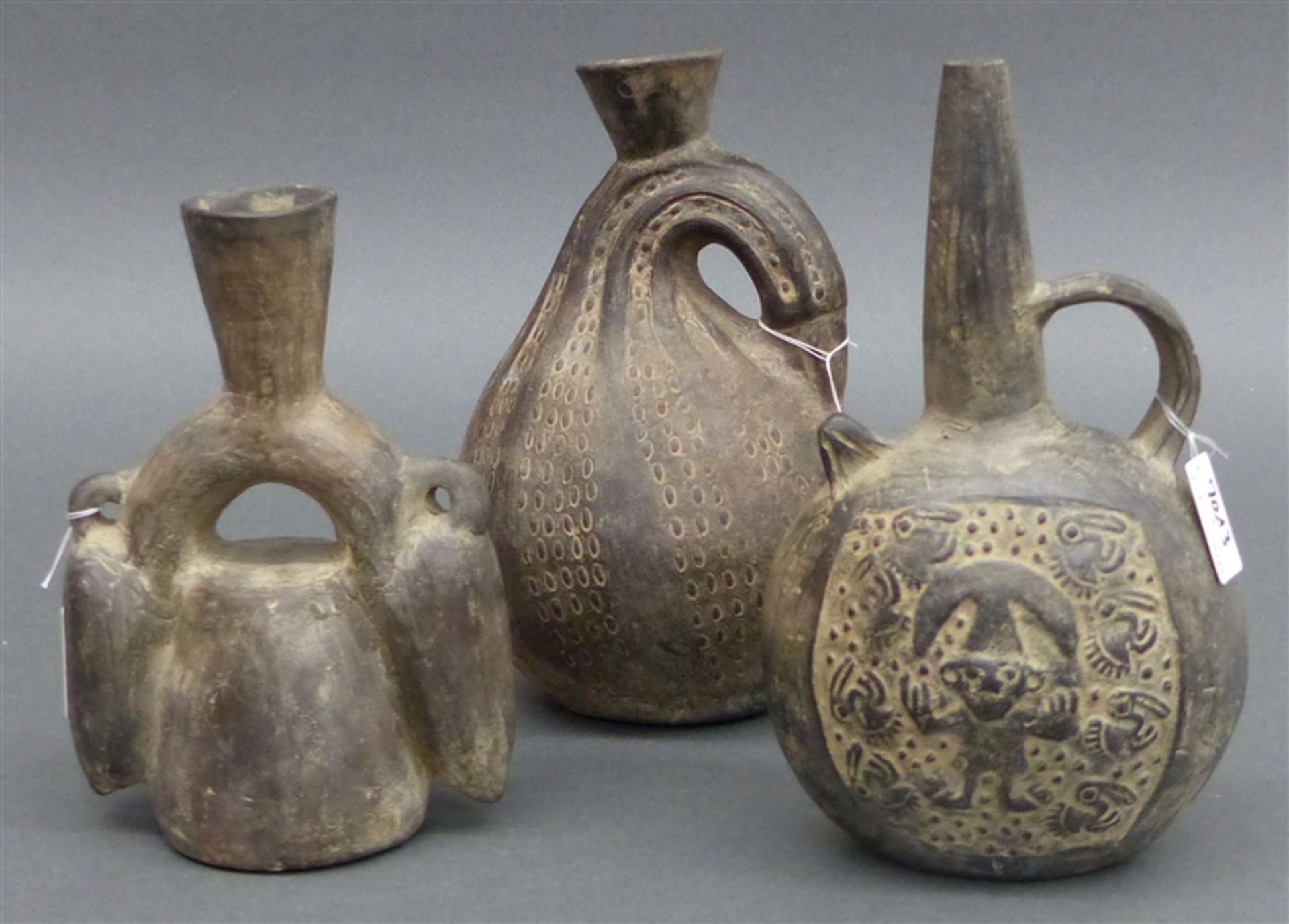 3 Keramikgefäße Wassergefäße aus gebrannter Keramik, verschieden, teilweise mit reliefiertem